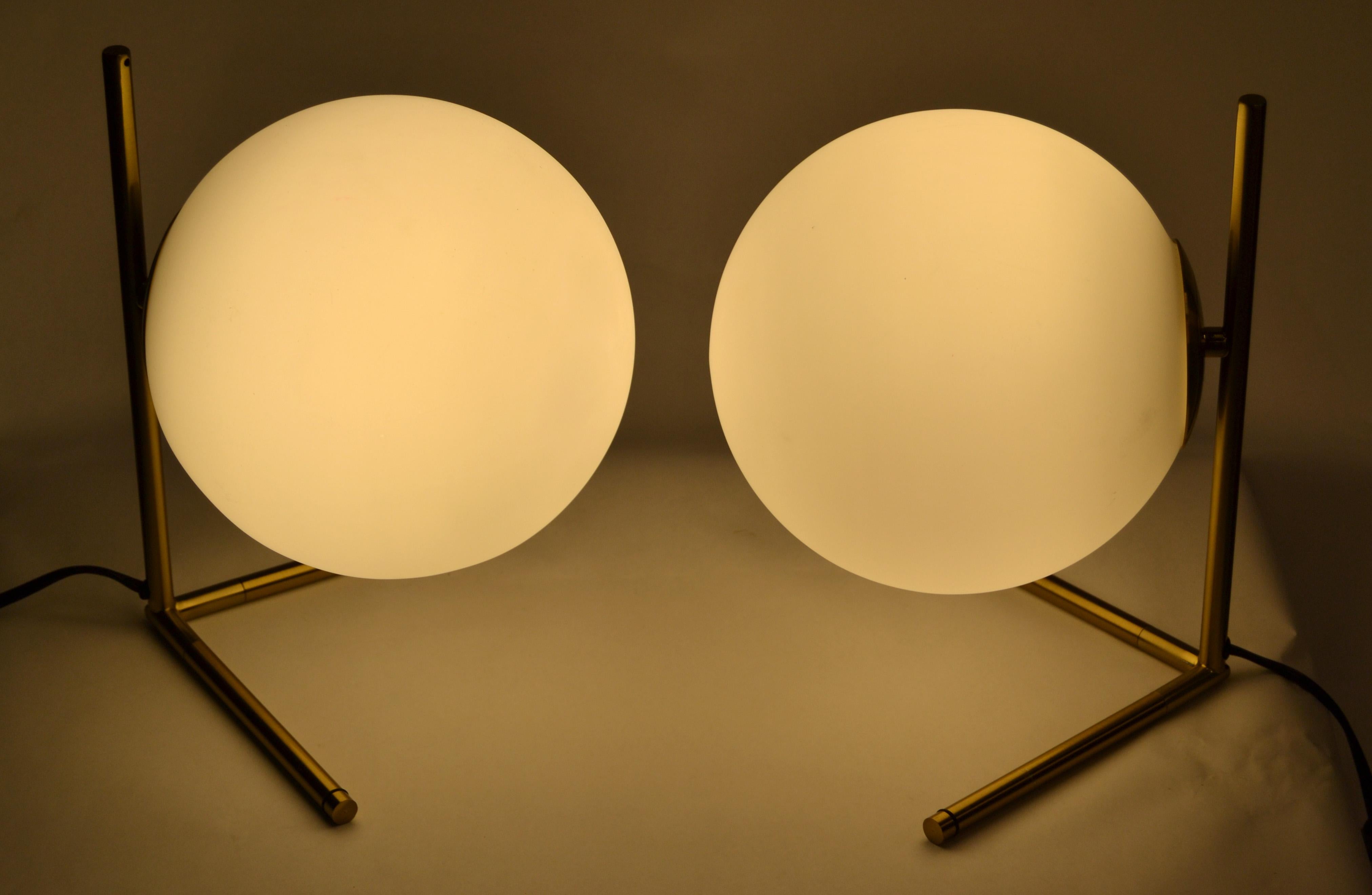 Ensemble de 2 lampes de table ou lampes de bureau en forme de sphère en laiton dépoli en verre de style Stilnovo en vente 6