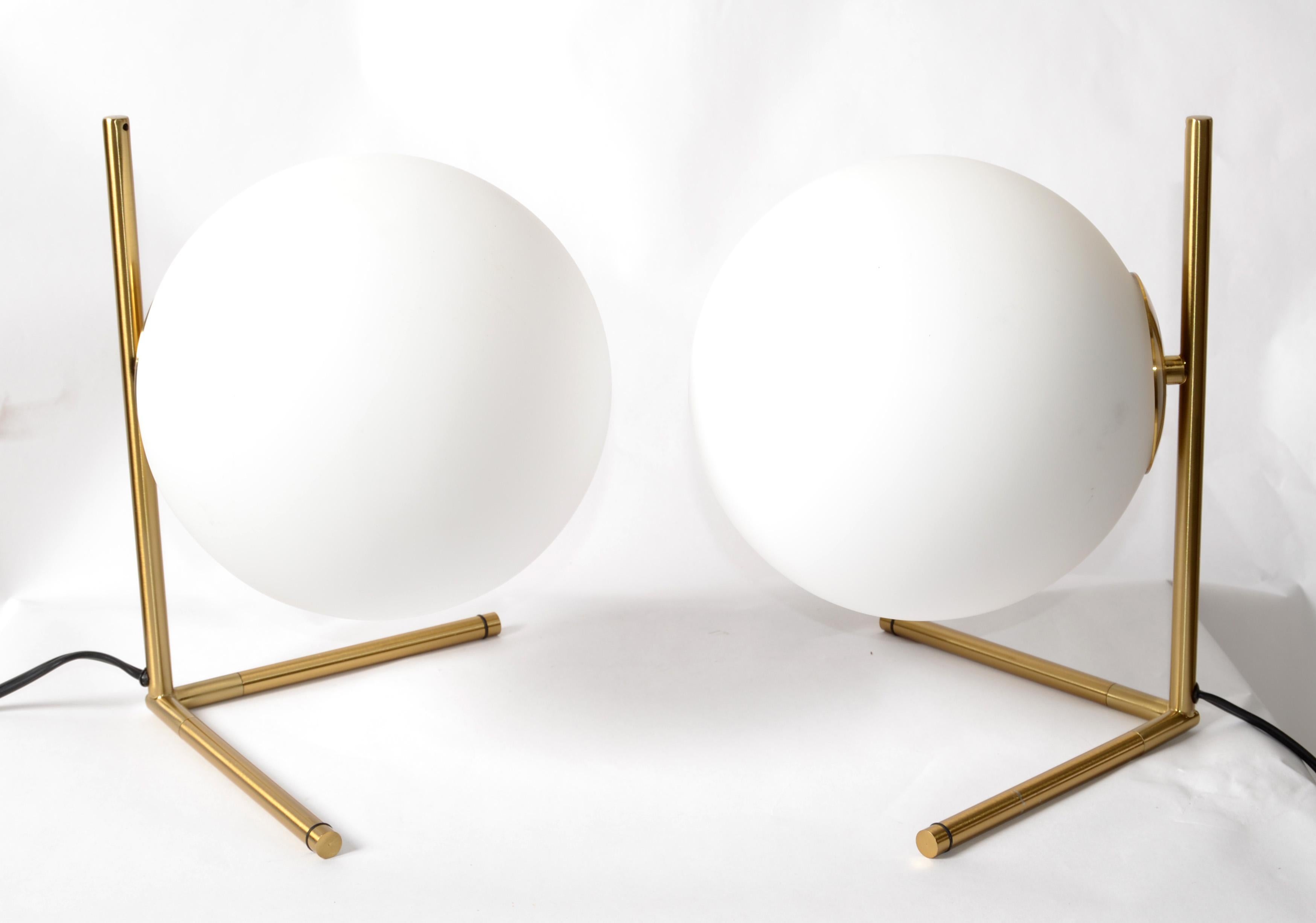 Ensemble de 2 lampes de table ou lampes de bureau en forme de sphère en laiton dépoli en verre de style Stilnovo en vente 8