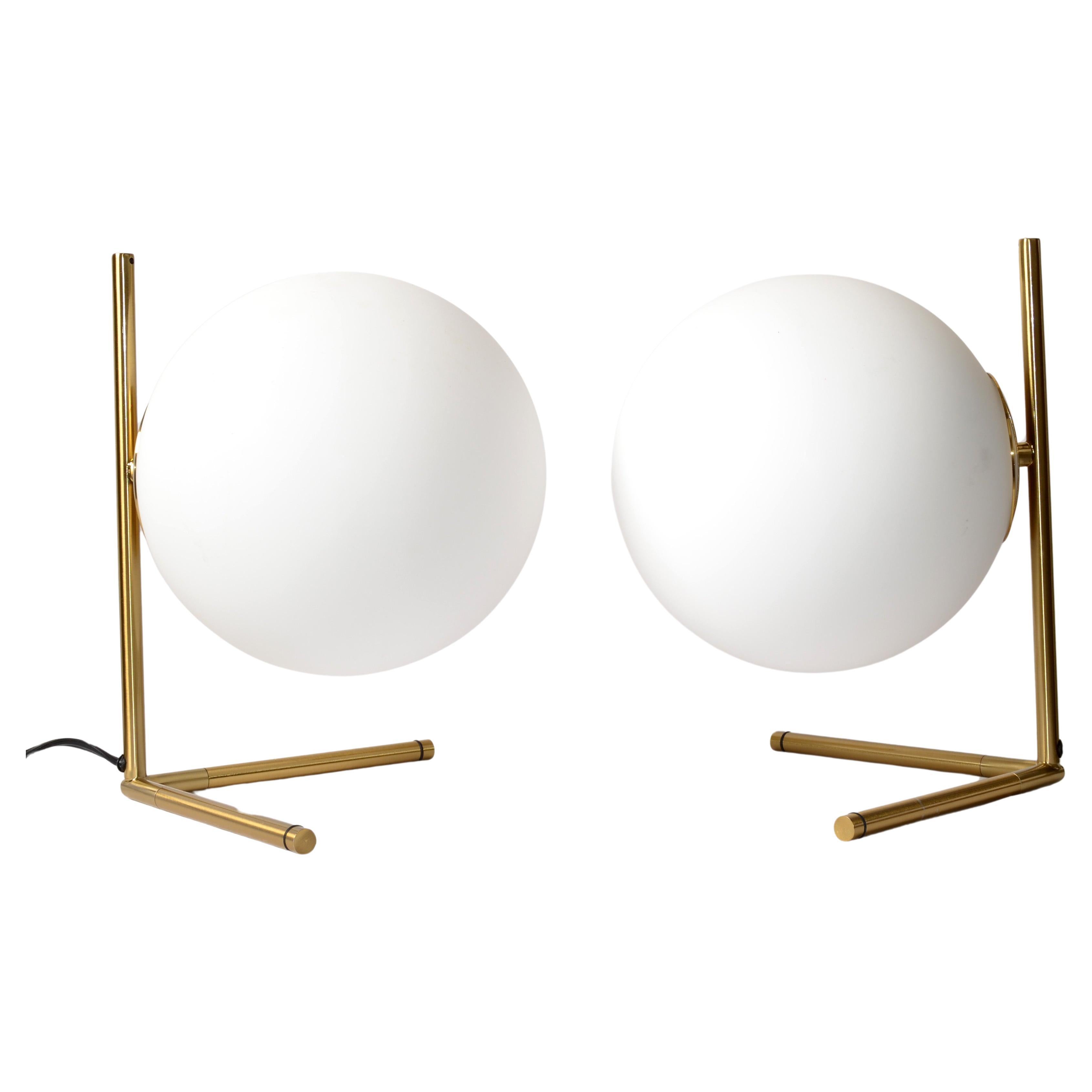 Chinois Ensemble de 2 lampes de table ou lampes de bureau en forme de sphère en laiton dépoli en verre de style Stilnovo en vente