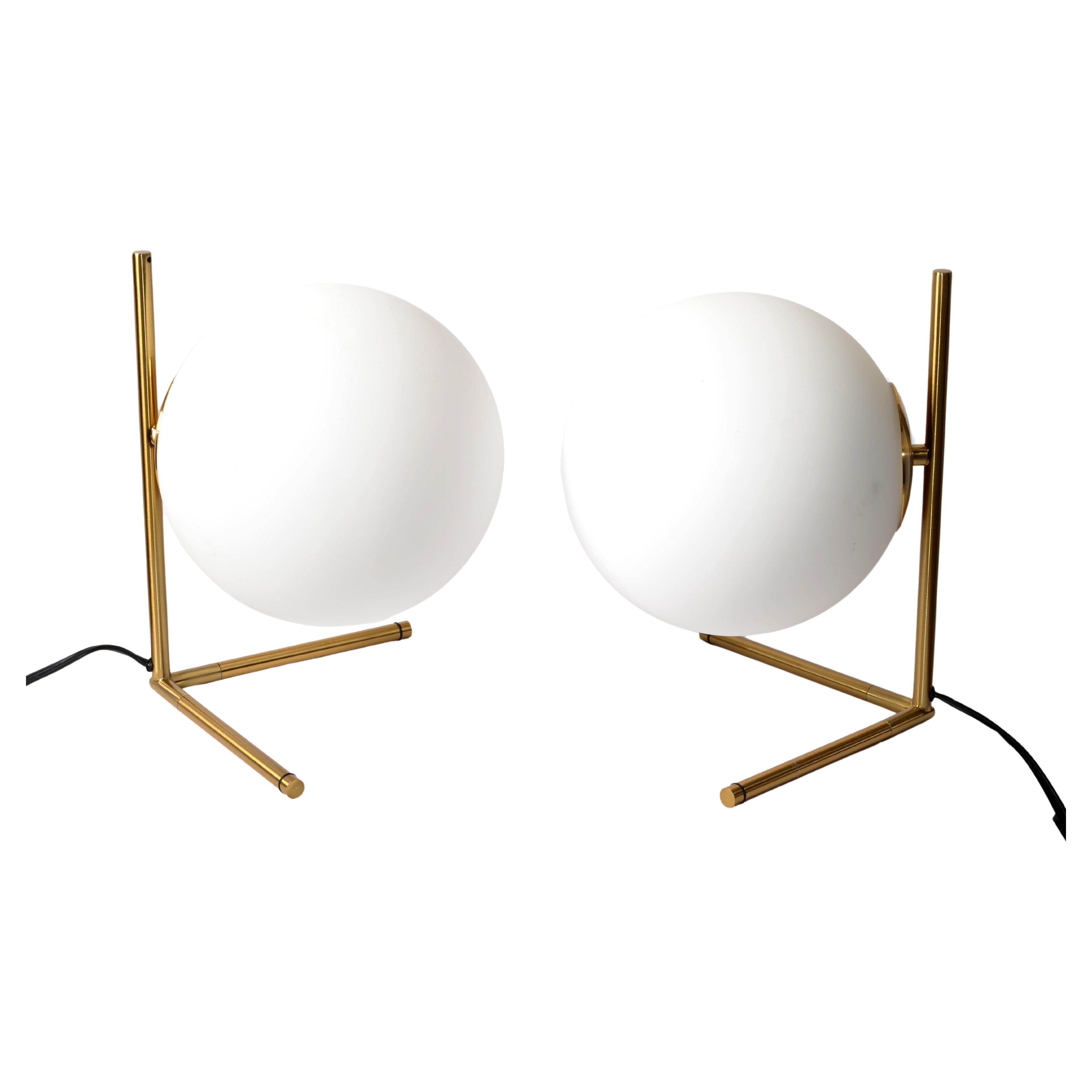 Ensemble de 2 lampes de table ou lampes de bureau en forme de sphère en laiton dépoli en verre de style Stilnovo Bon état - En vente à Miami, FL