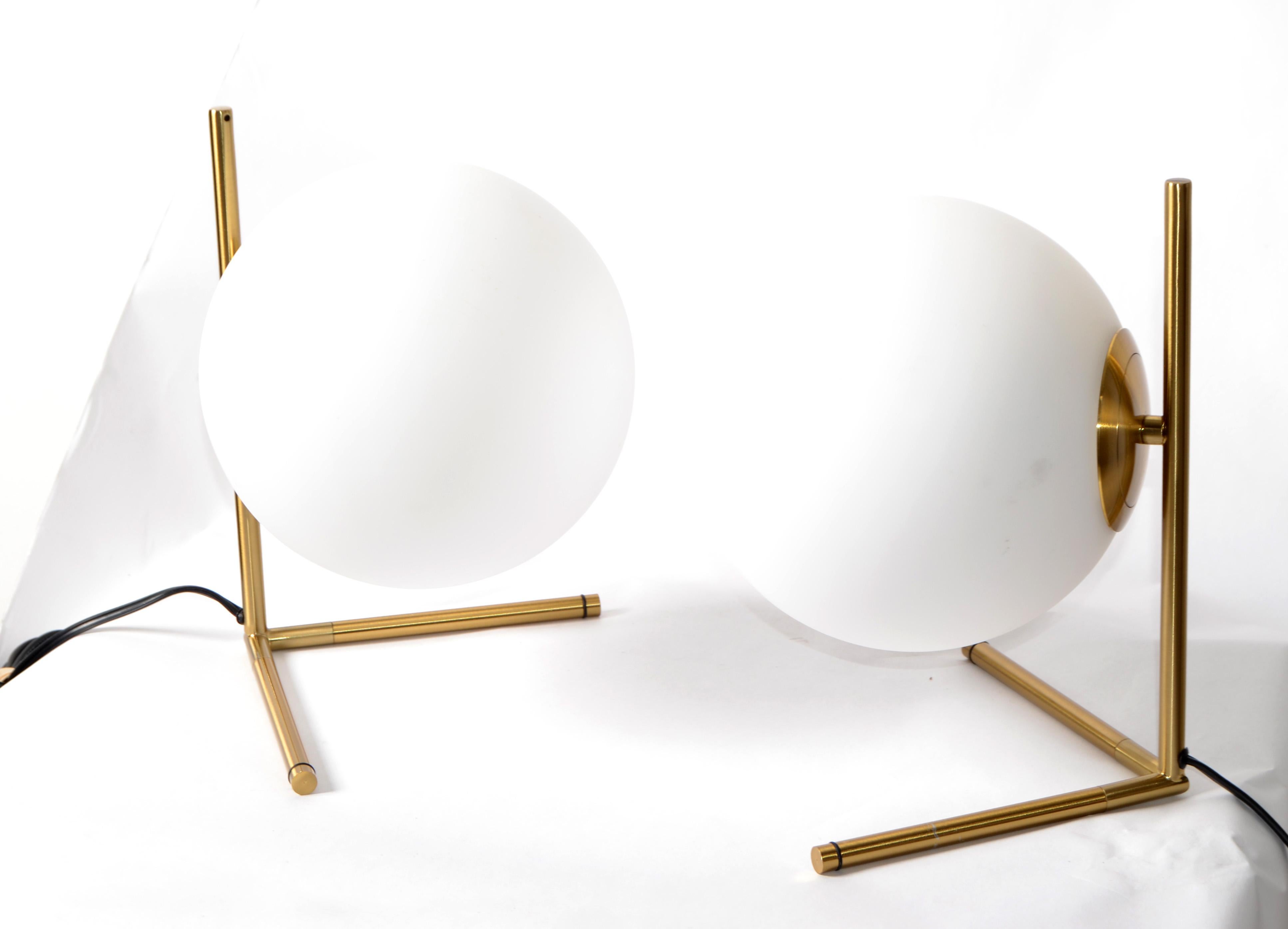Set aus 2 Messingkugel-Tischlampen oder Schreibtischlampen aus mattiertem Kugelglas, Stilnovo-Stil (Stahl) im Angebot