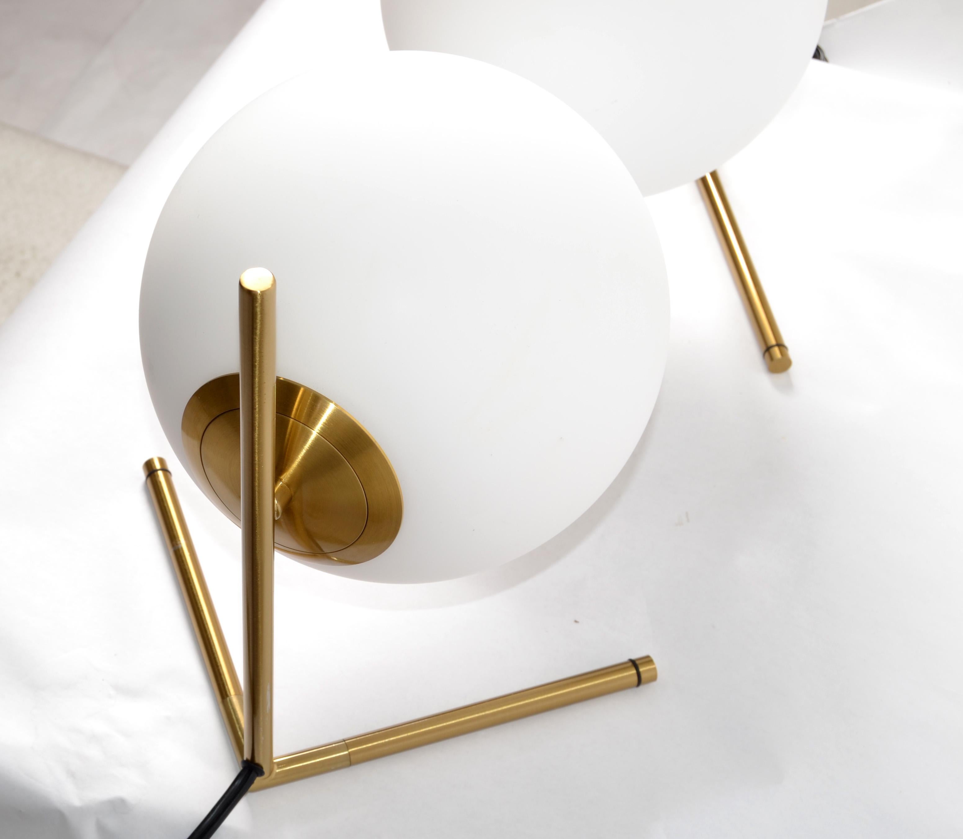 Set aus 2 Messingkugel-Tischlampen oder Schreibtischlampen aus mattiertem Kugelglas, Stilnovo-Stil im Angebot 1