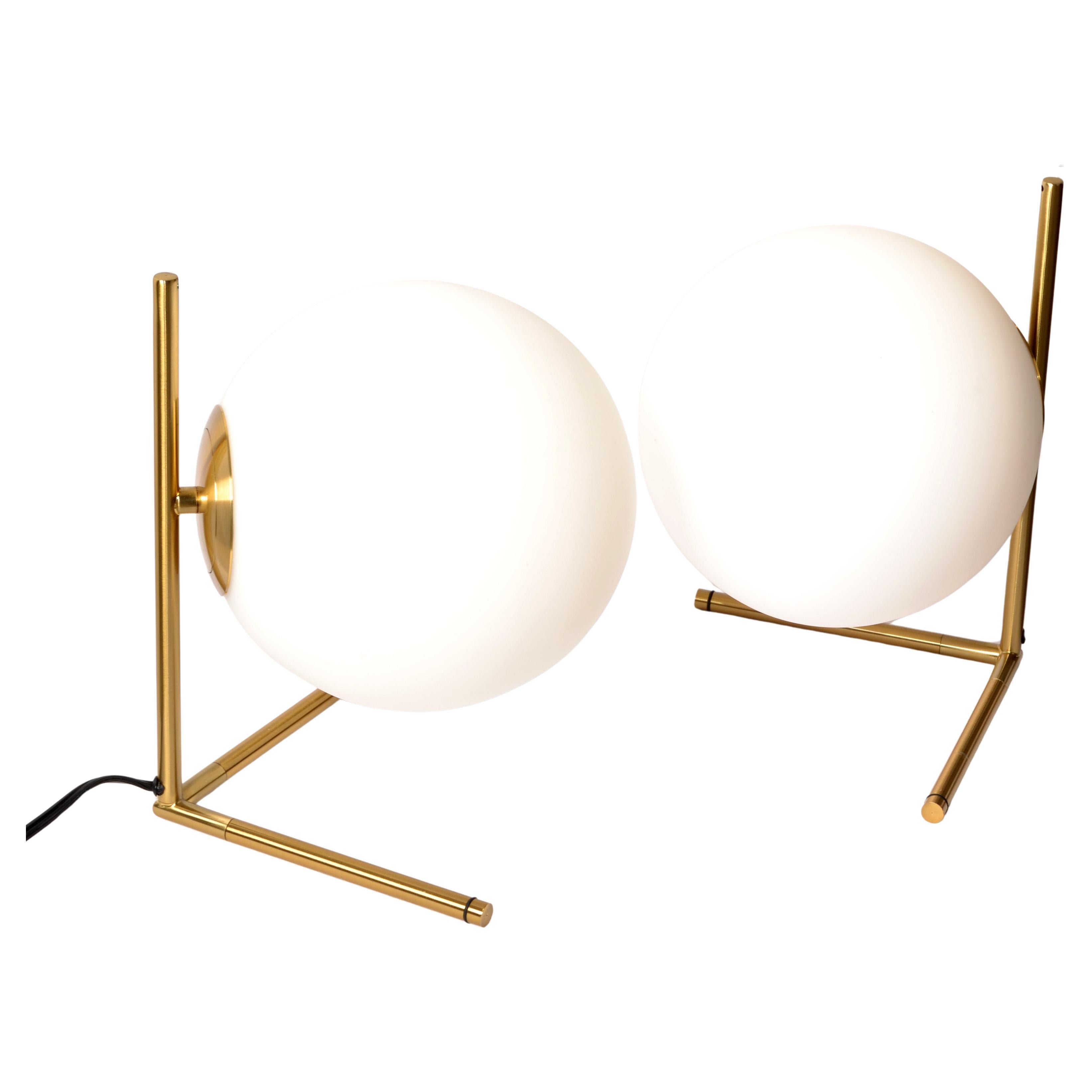 Ensemble de 2 lampes de table ou lampes de bureau en forme de sphère en laiton dépoli en verre de style Stilnovo en vente