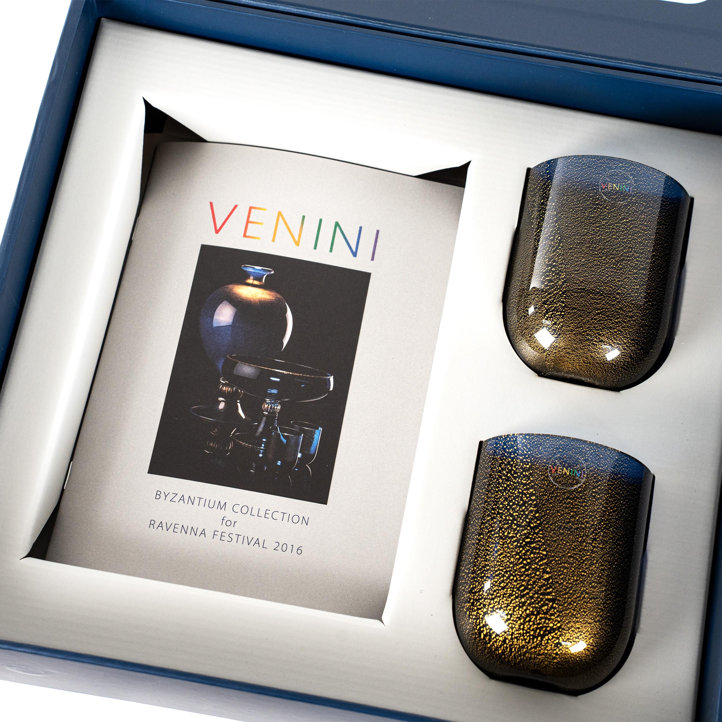VENINI Set de 2 gobelets Byzance édition limitée - Bleu décoré de feuilles d'or. Edition limitée 6/299, année 2016, avec signature et certificat, vendue avec sa boîte d'origine.
Seuls quelques lots sont disponibles, dans la limite des stocks