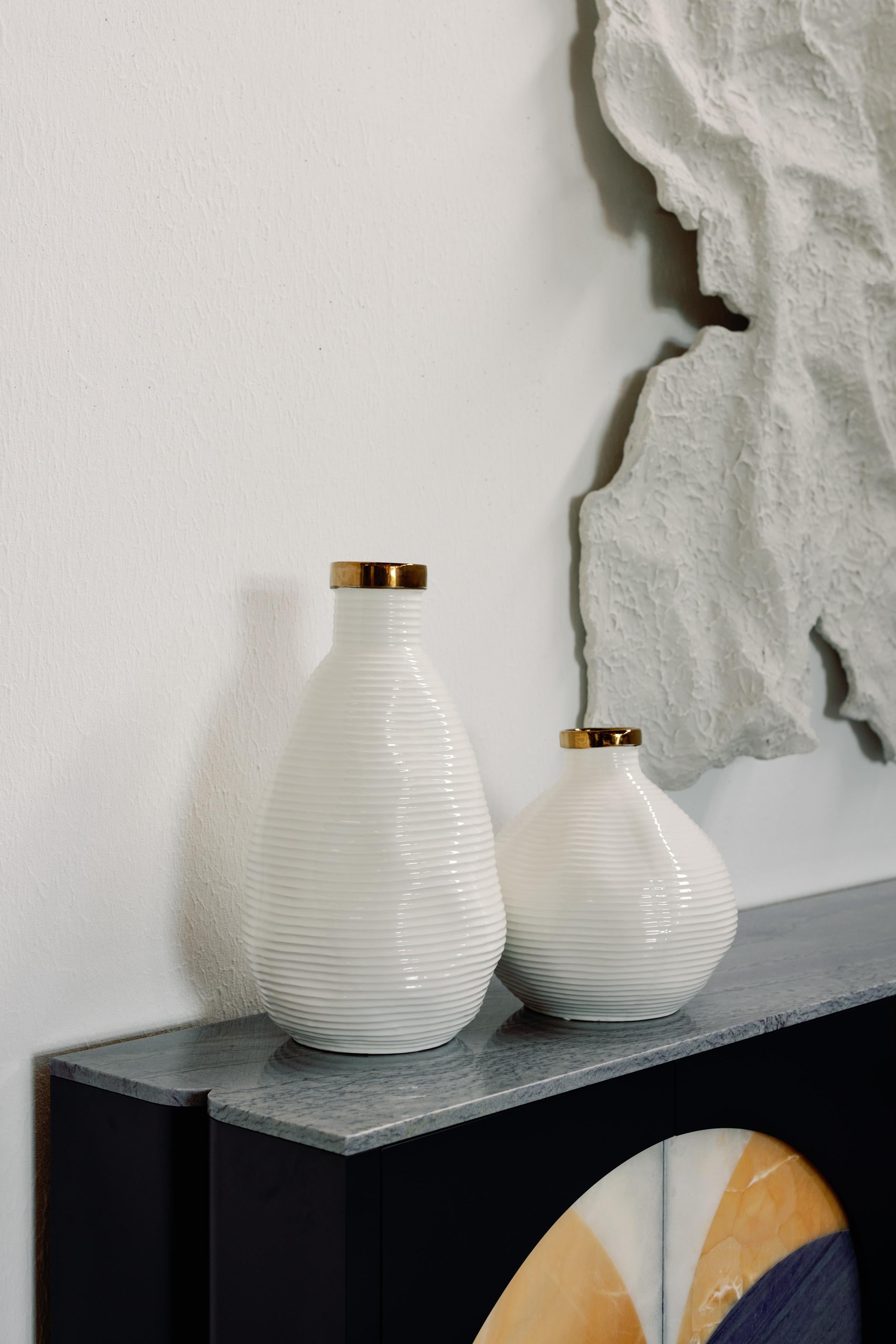 Set/2 Ceramic vases Cervera, White and Gold, Lusitanus Home Collection, by Lusitanus Home.

This beautiful set includes two waterproof ceramic vases, perfect to be displayed together in endless combinations, with or without flowers.

Each piece