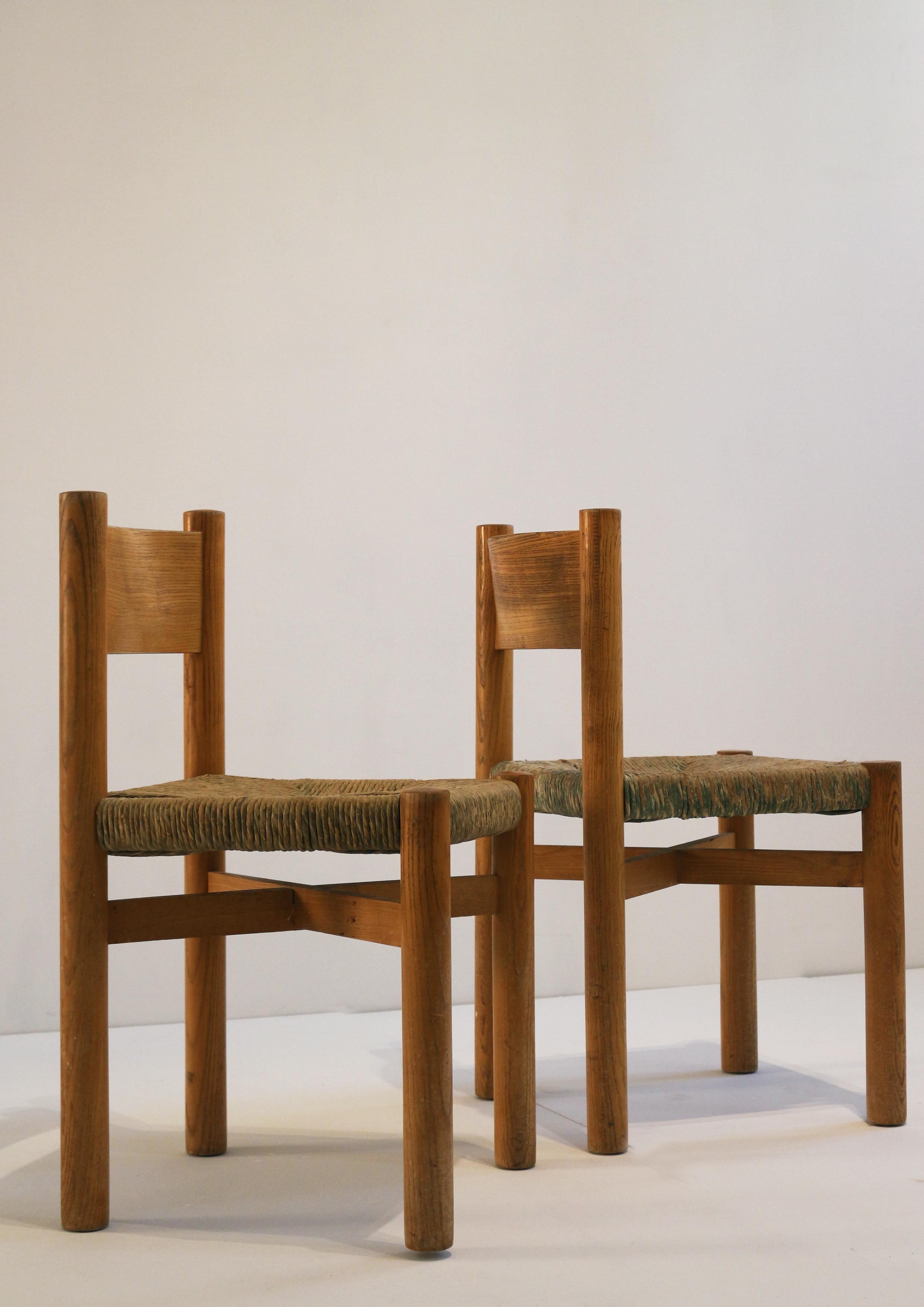 A Méribel chair designed by Charlotte Perriand

in the 1960s for Steph Simon & Sentou intended to furnish the Méribel ski resort. It is made up of 4 so-called log feet connected by an X-shaped spacer and a braided straw seat.

It measures: 73 cm