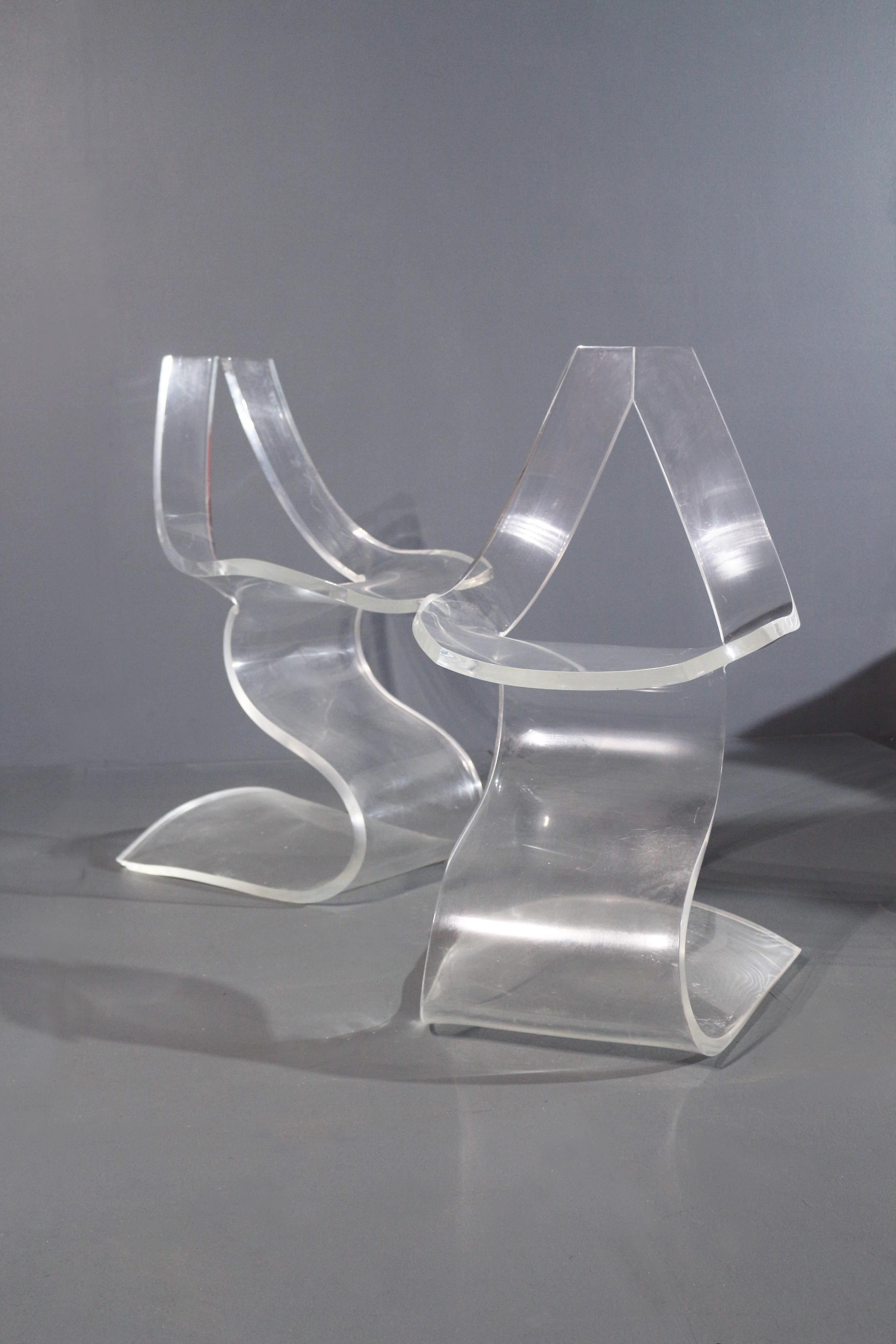Rare set de 2 chaises sculpture de Michel Dumas - années 70 
Plexiglass
En bon état général / pas de manque ni fêle . tres robuste 
85 x 45 x 45 cm / hauteur assise : 48 cm.