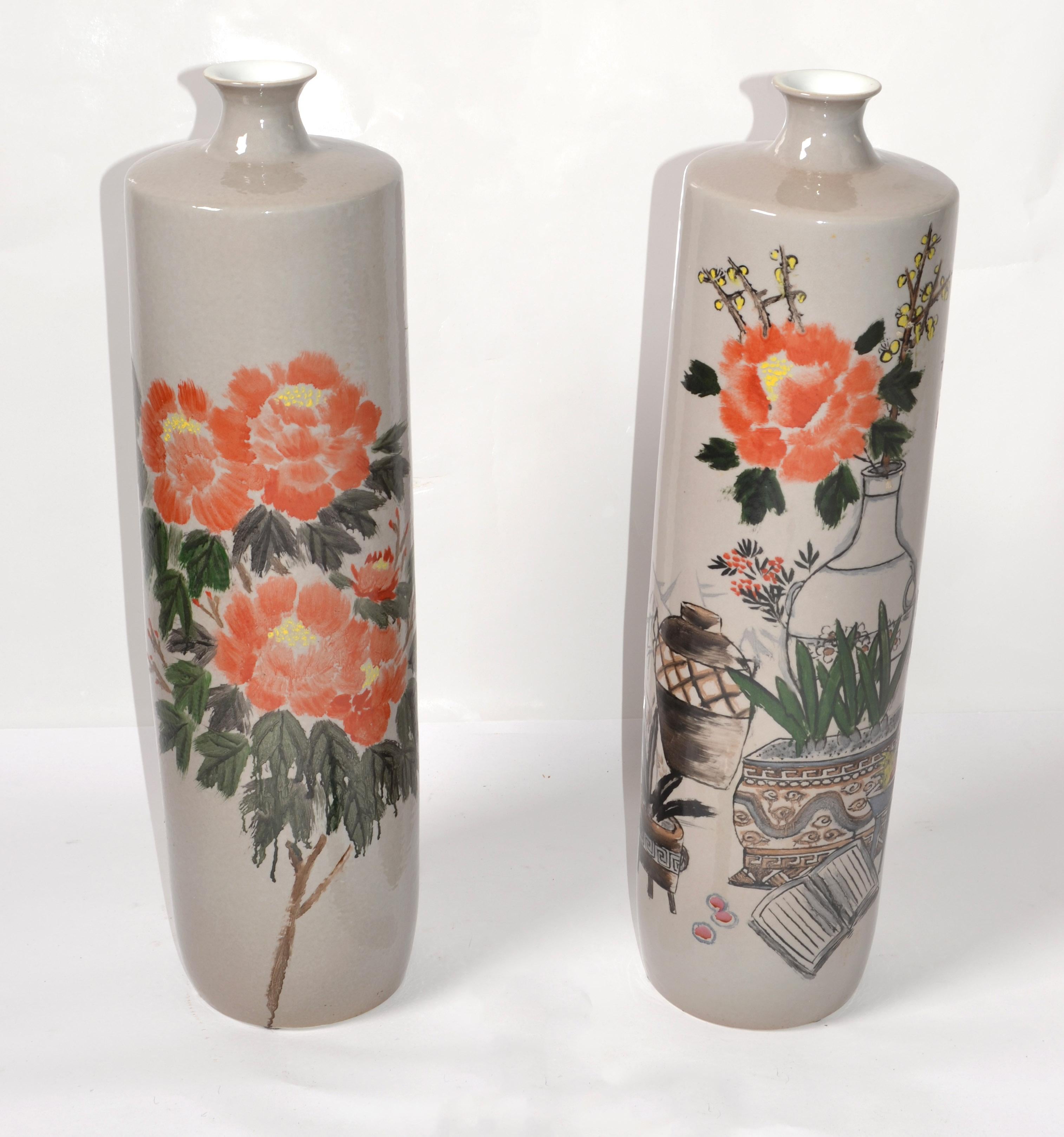 Set aus 2 wunderschönen grauen Tisch- oder Bodenvasen im Chinoiserie-Stil mit einem klassischen japanischen Blumendekor in Orange, Grün und Braun.
Das Innere ist weiß glasiert  
Das Set passt hervorragend zu jeder Hollywood Regency oder Art Deco