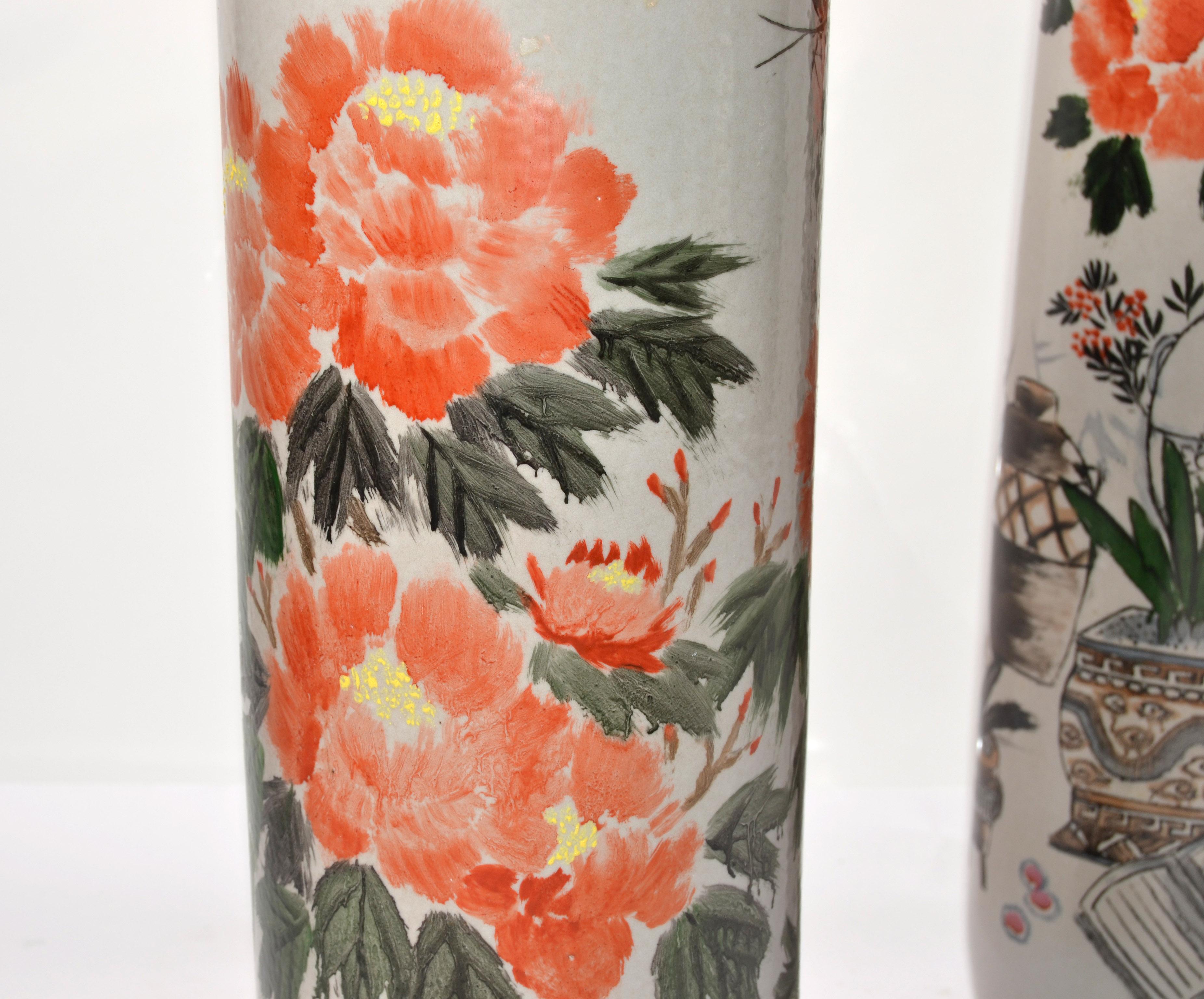 2 Chinoiserie-Stehvasen in Grau, Orange und Grün, handbemalt, japanisch, 1979 (Keramik) im Angebot