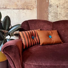 Set 2 cuscini a righe rosa, rosse e arancio con bottone