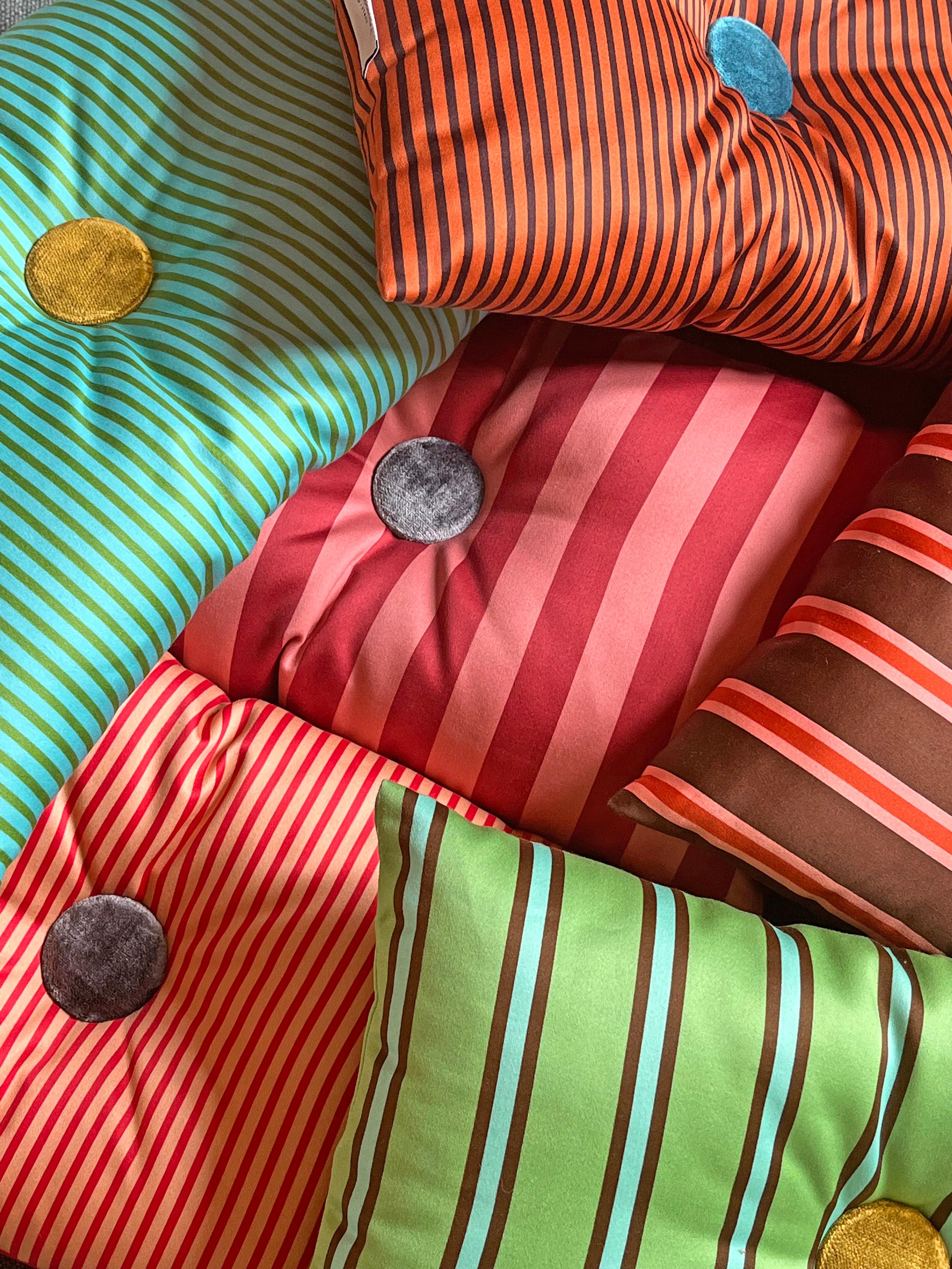 Set 2 cuscini a righe rosa, rosse e arancio con bottone im Angebot 2