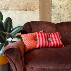 Set aus 2 braun, orange und rosa gestreiften Baumwollkissen mit Knopf