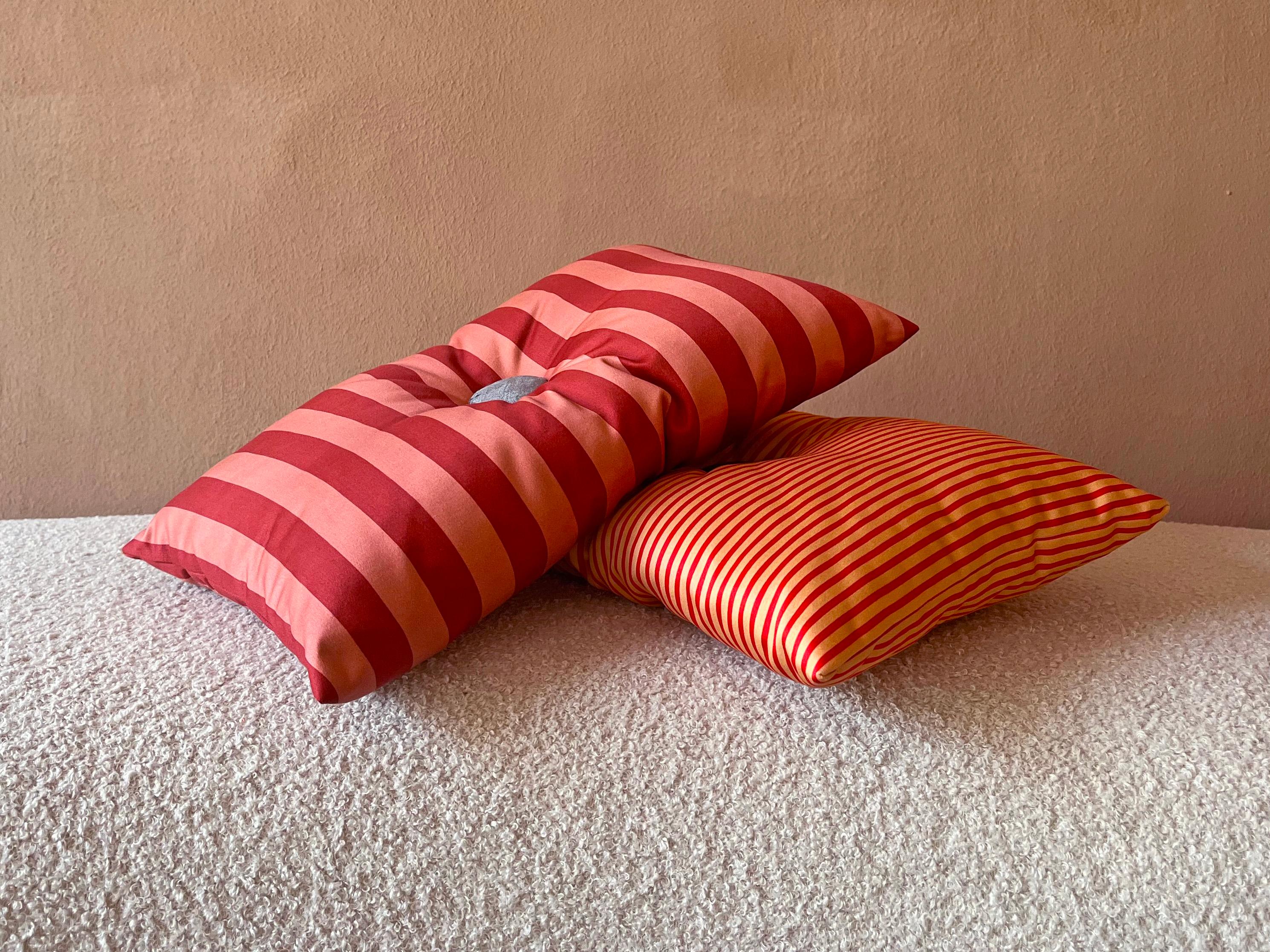 Set 2 cuscini in cotone a righe marroni, arancio e rosa con bottone (Italian) im Angebot