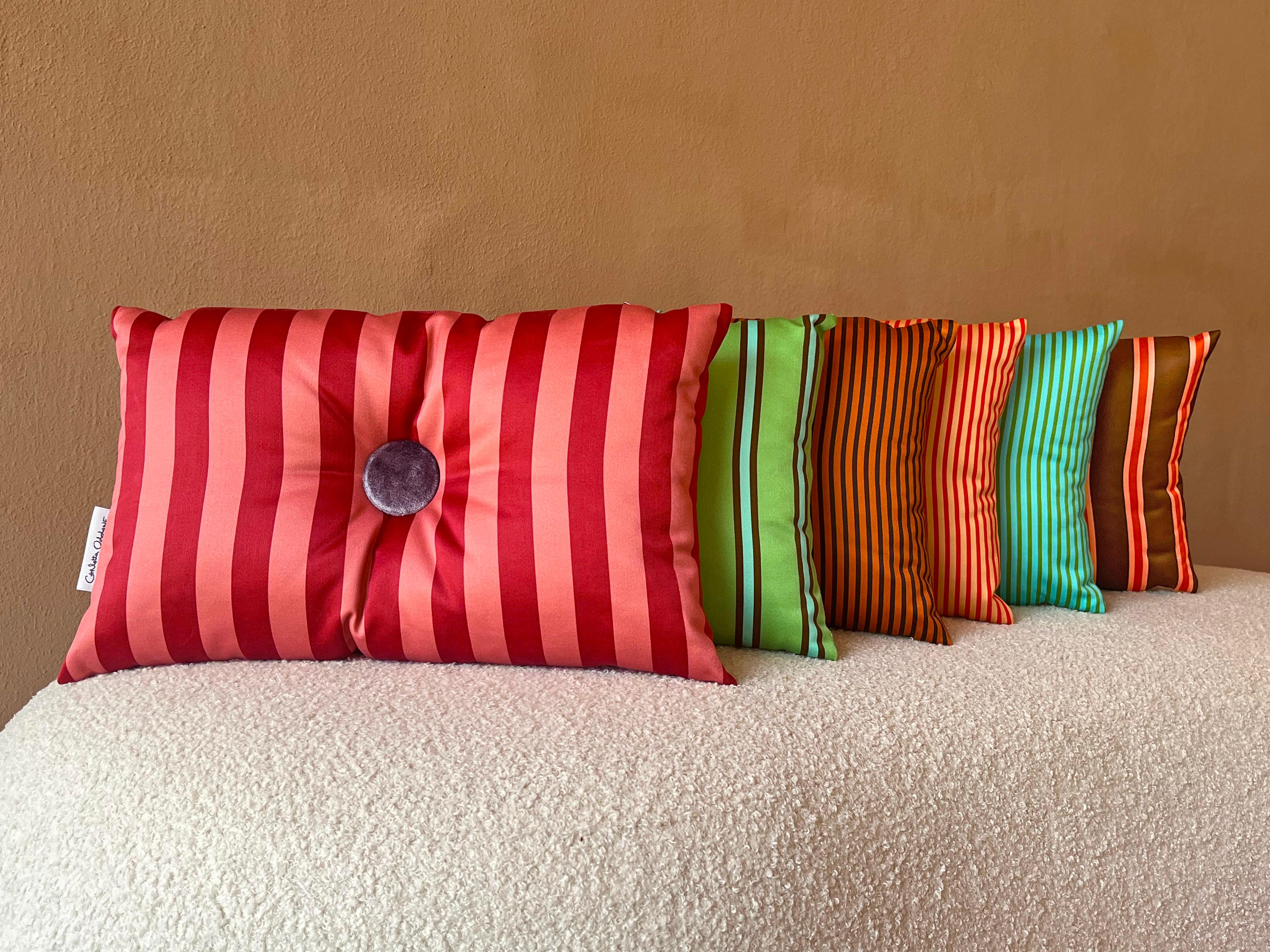 Set 2 cuscini in cotone a righe marroni, arancio e rosa con bottone (Baumwolle) im Angebot