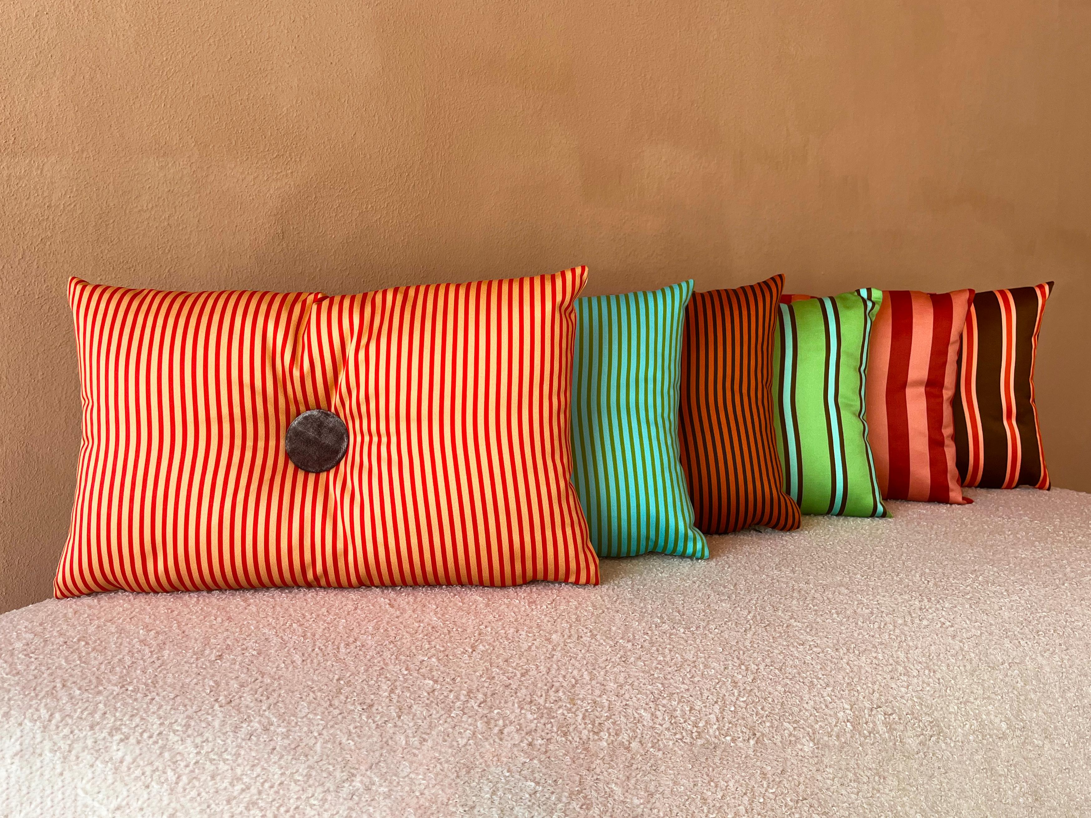 Set 2 cuscini in cotone a righe marroni, arancio e rosa con bottone im Angebot 1