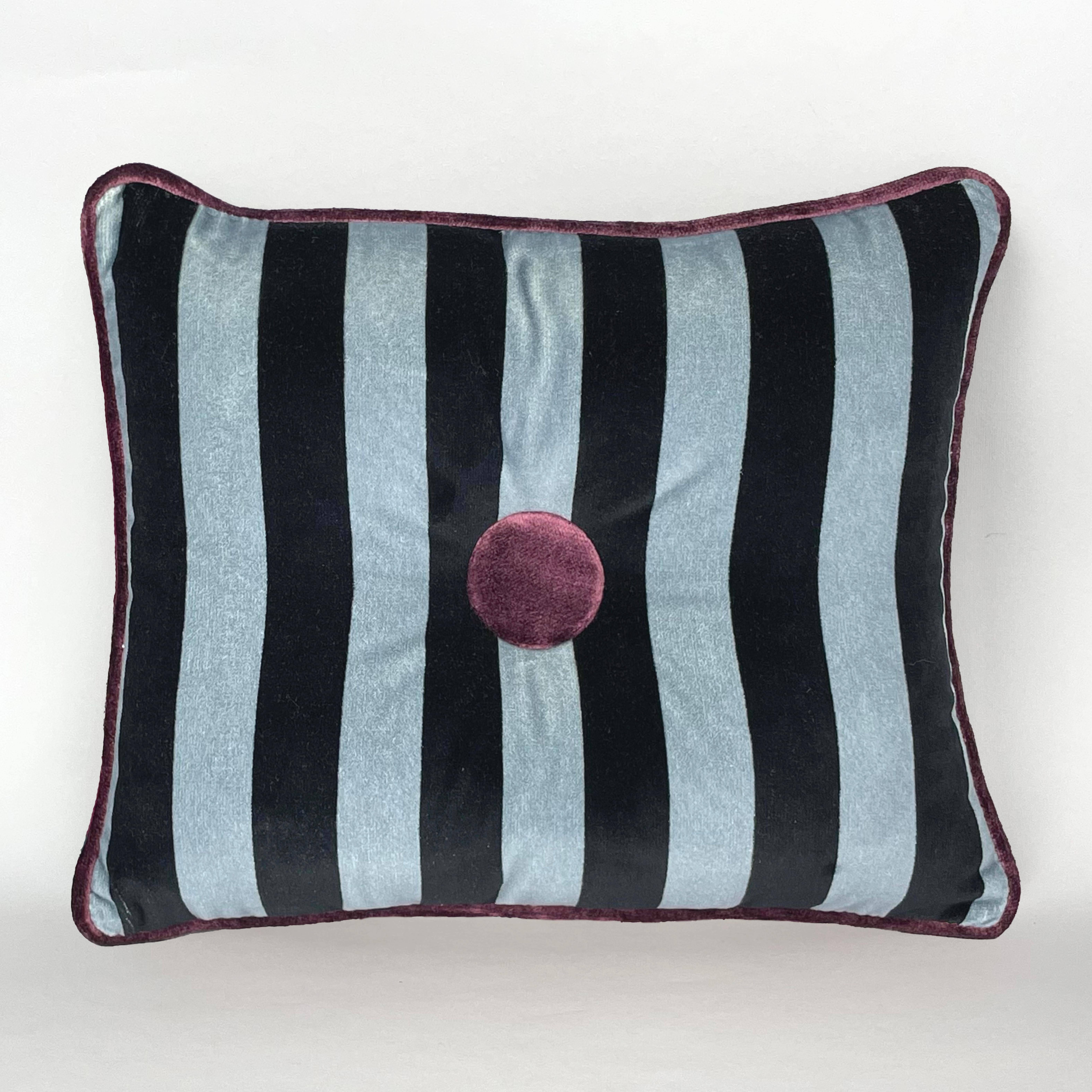 Diese sorgfältig aus gestreiftem Baumwollsamt und handgefertigten Stoffen hergestellten Kissen von Carlotta Oddone sind ein Zeugnis der Schönheit! 

In satten Denimblau-, Grün- und Burgundertönen gehalten, strahlen diese Kissen eine romantische Aura