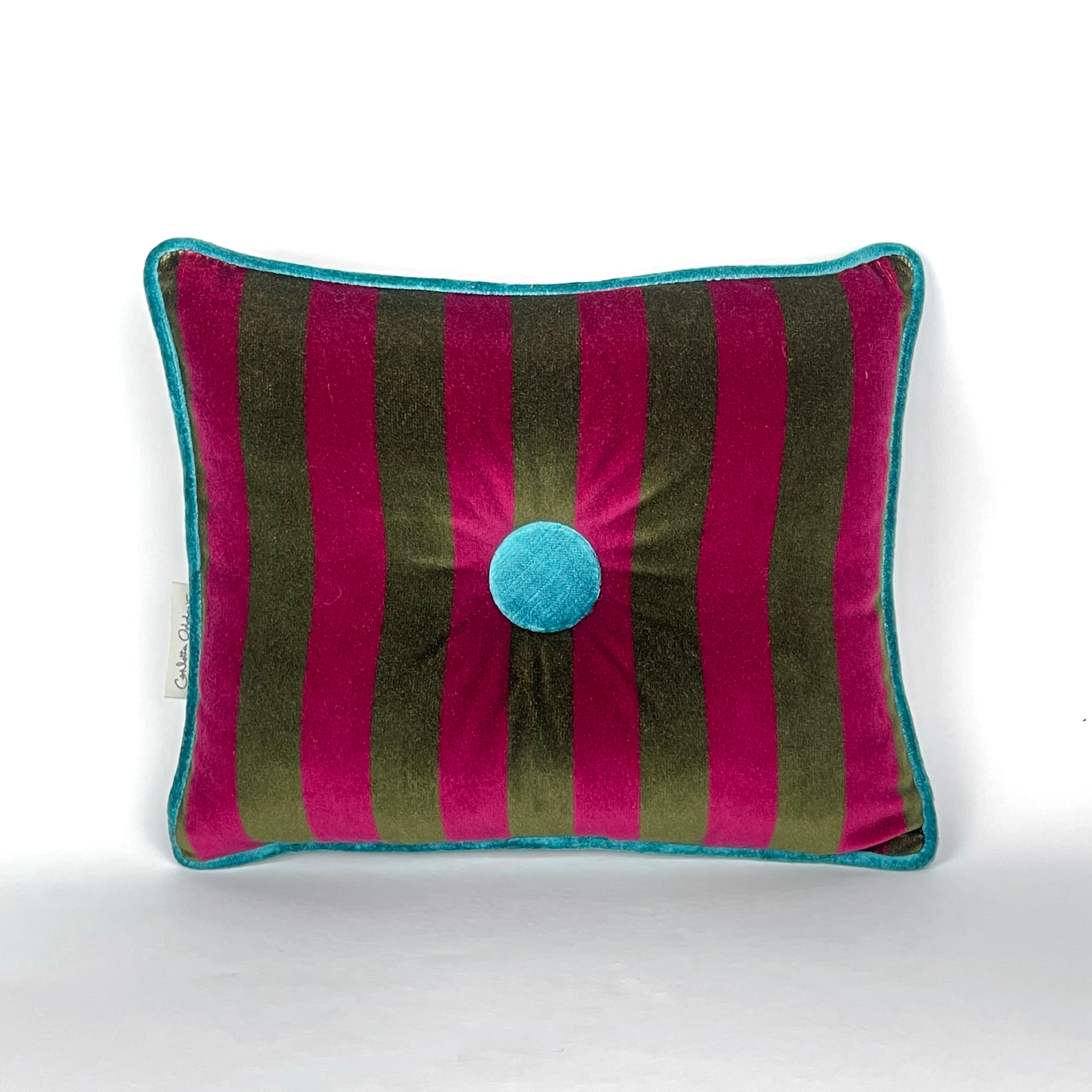 2er-Set jeansblau, grün, burgunderrot gestreifte Samtkissen mit Knopf (Italian) im Angebot