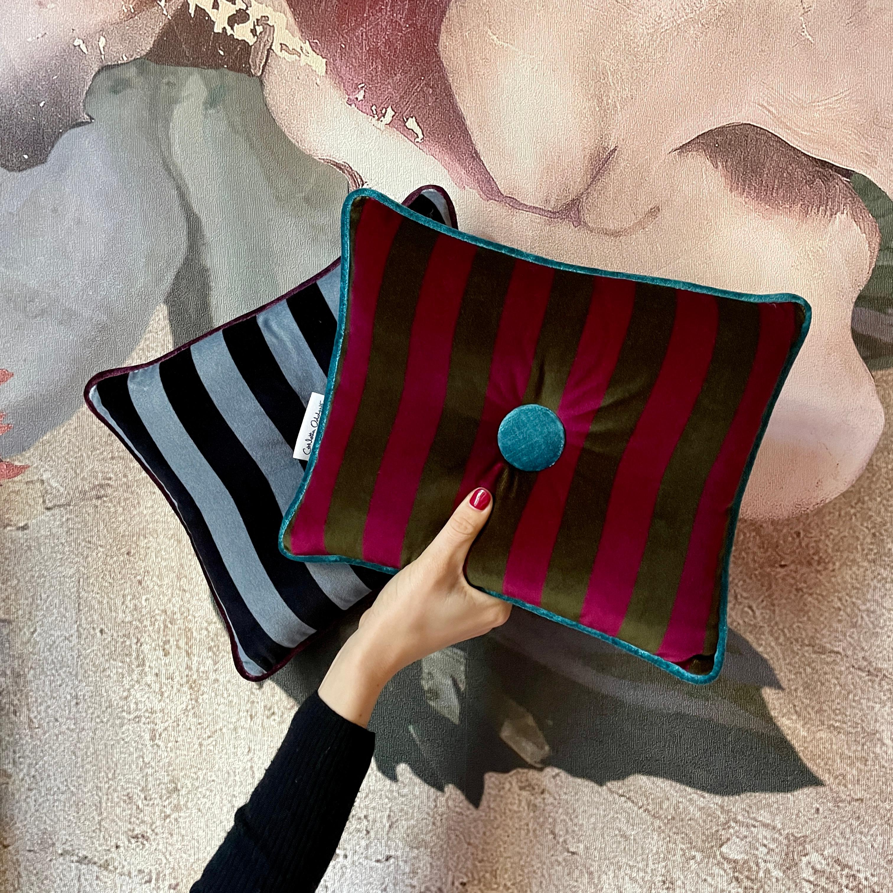 2er-Set jeansblau, grün, burgunderrot gestreifte Samtkissen mit Knopf im Zustand „Neu“ im Angebot in Torino, IT