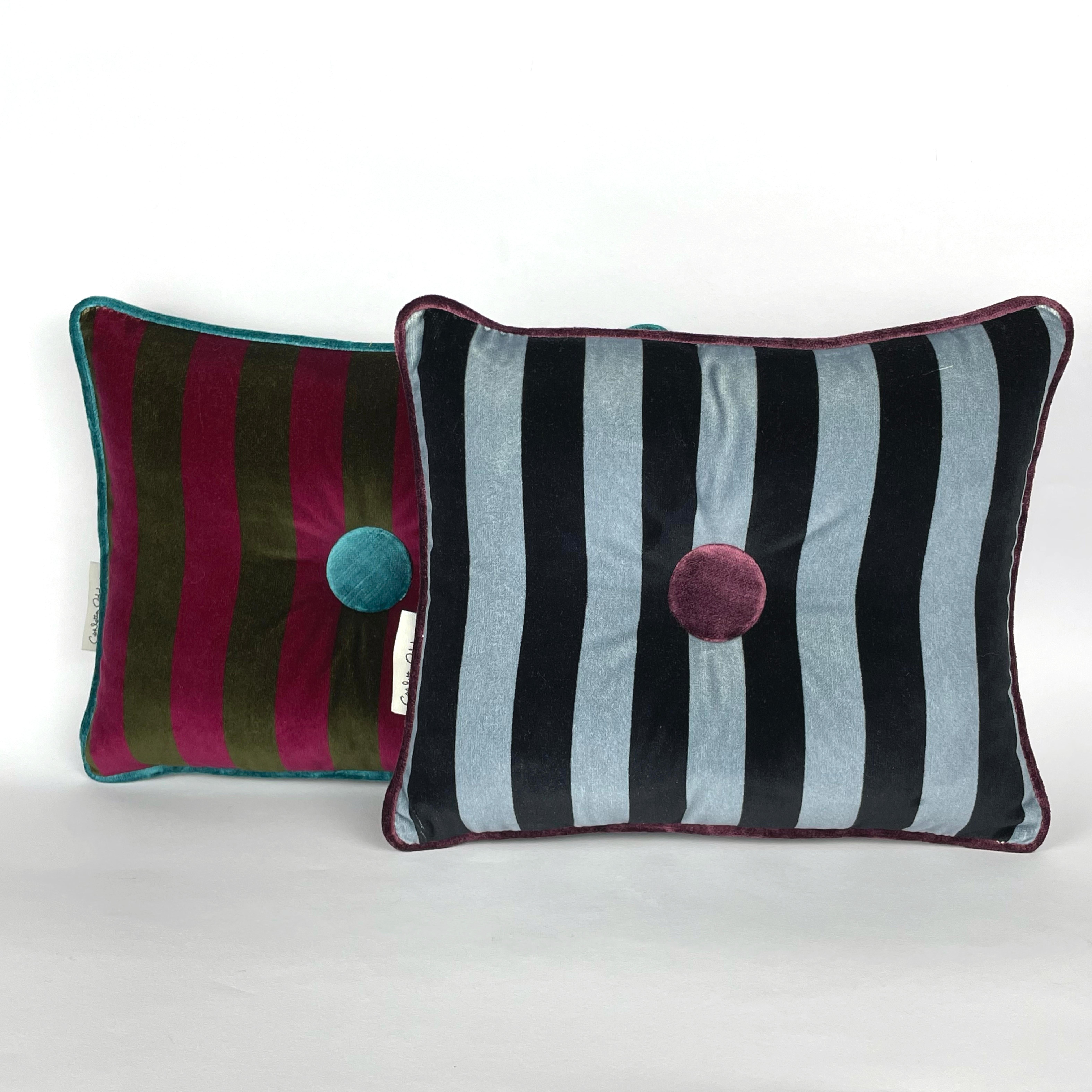 2er-Set jeansblau, grün, burgunderrot gestreifte Samtkissen mit Knopf (Zeitgenössisch) im Angebot