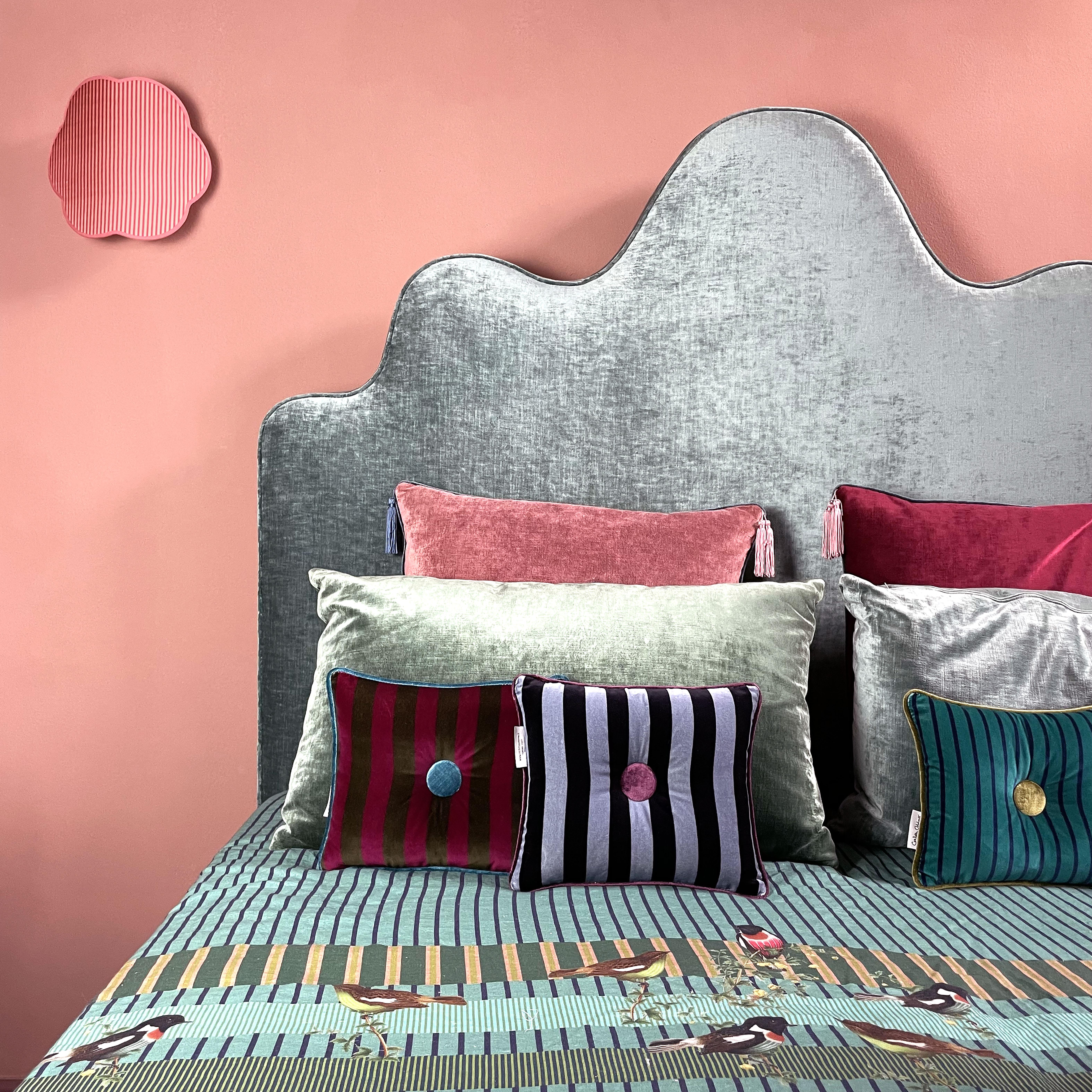 2er-Set jeansblau, grün, burgunderrot gestreifte Samtkissen mit Knopf im Angebot 1