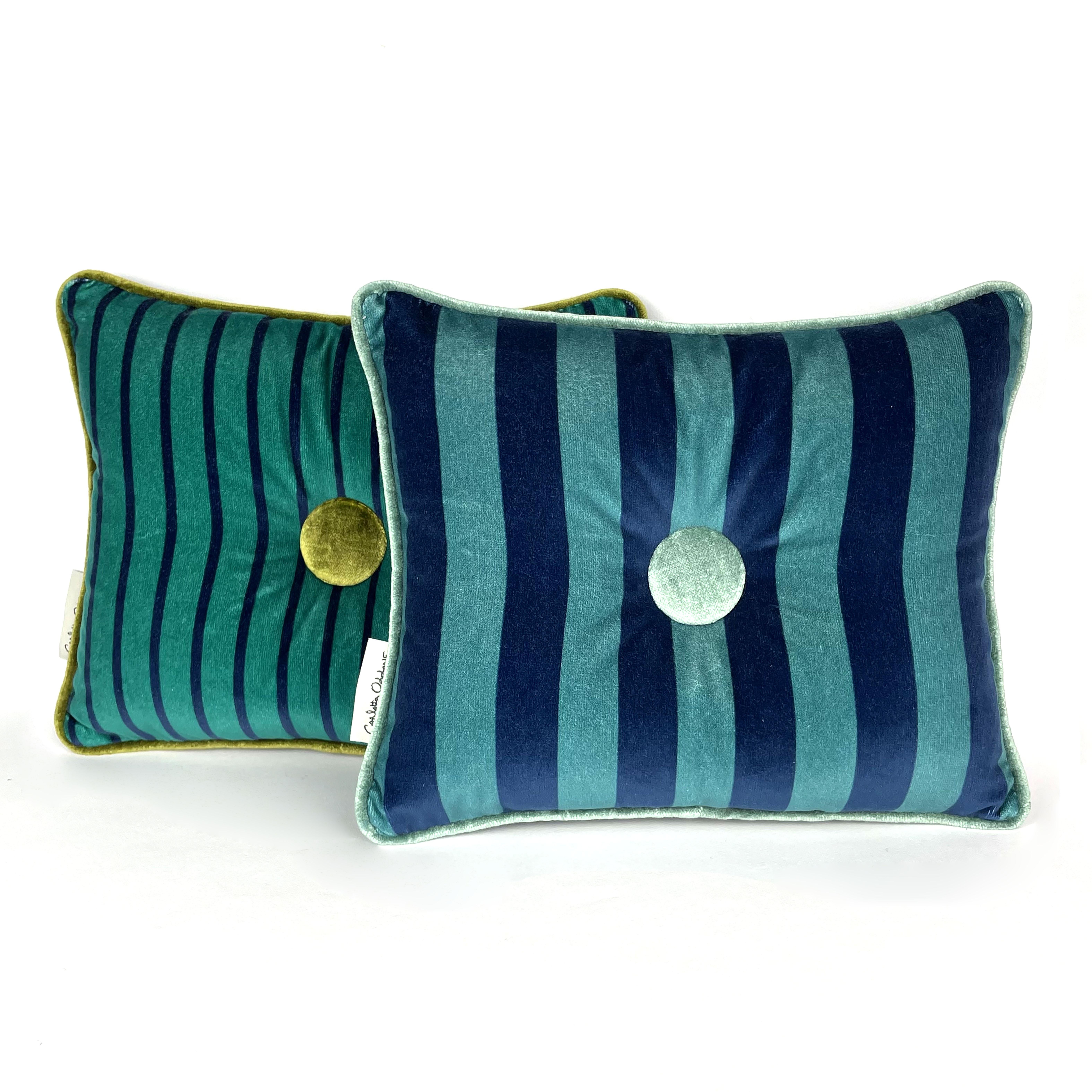 Meticolosamente realizzati in velluto di cotone a righe e lavorati a mano con tessuti firmati, questi cuscini di Carlotta Oddone sono una testimonianza di bellezza! 

Infusi nelle ricche tonalità del blu, petrolio e azzurro, questi cuscini emanano