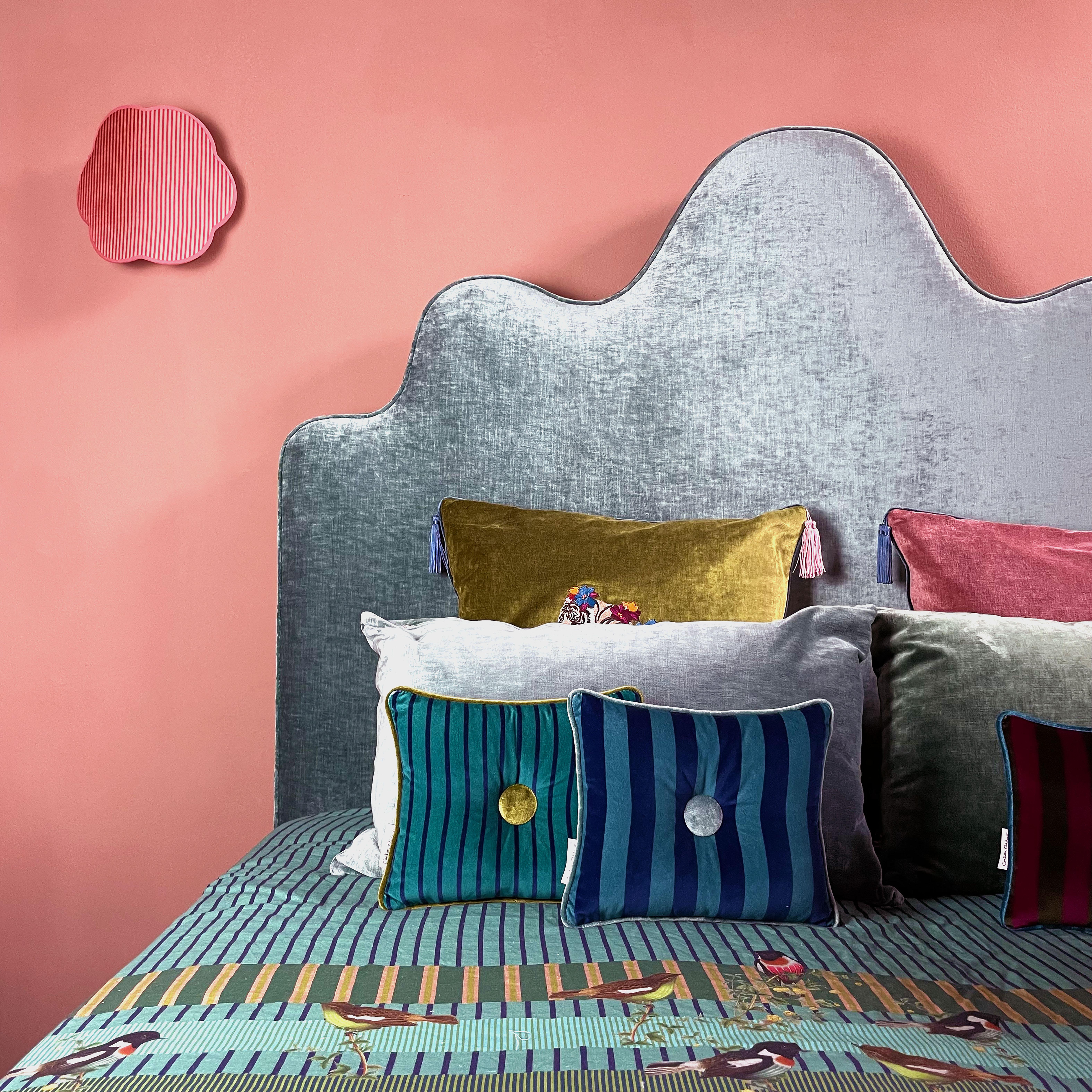Periodo contemporaneo Set 2 cuscini in velluto a righe blu, petrolio e azzurro con bottone in vendita