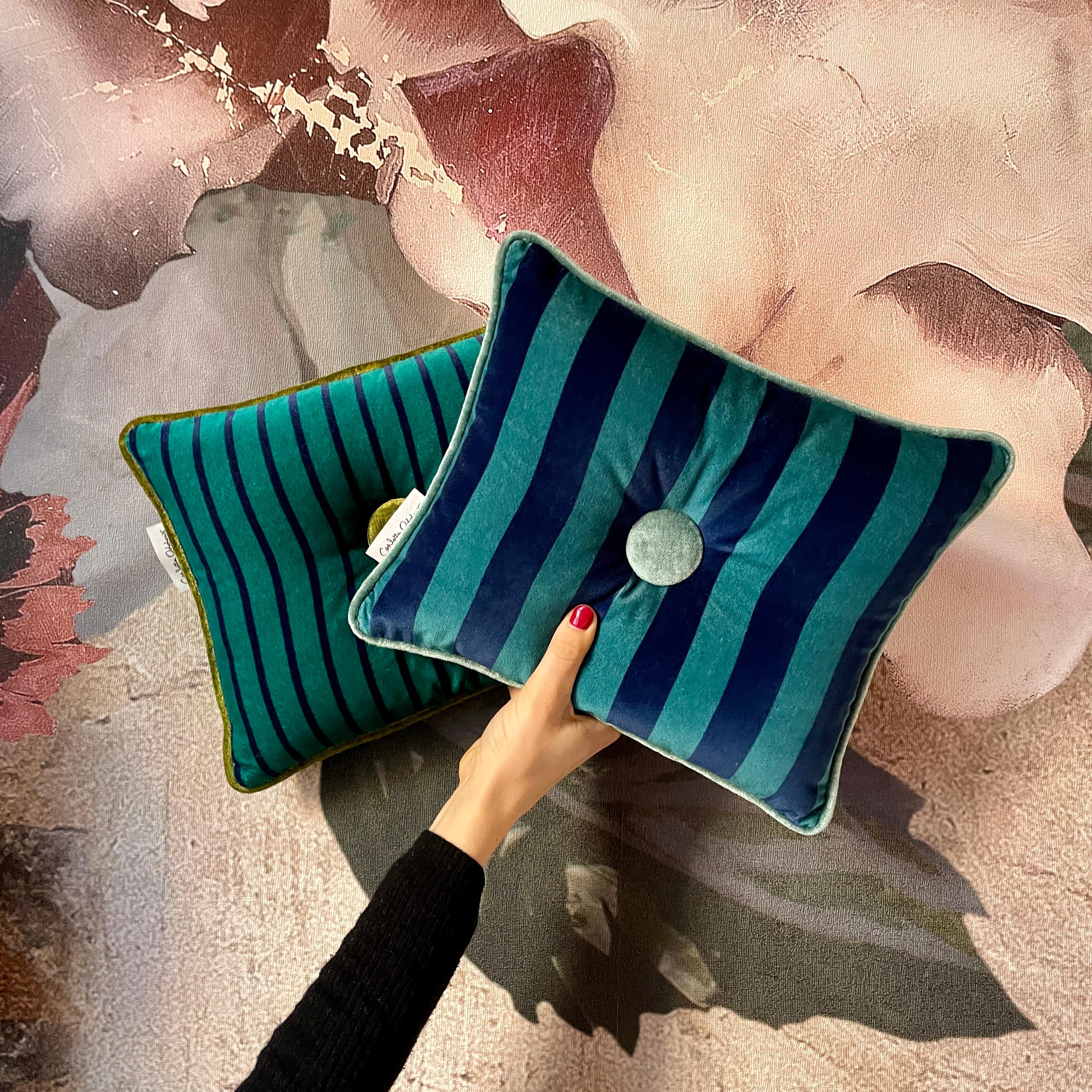 Velluto Set 2 cuscini in velluto a righe blu, petrolio e azzurro con bottone in vendita