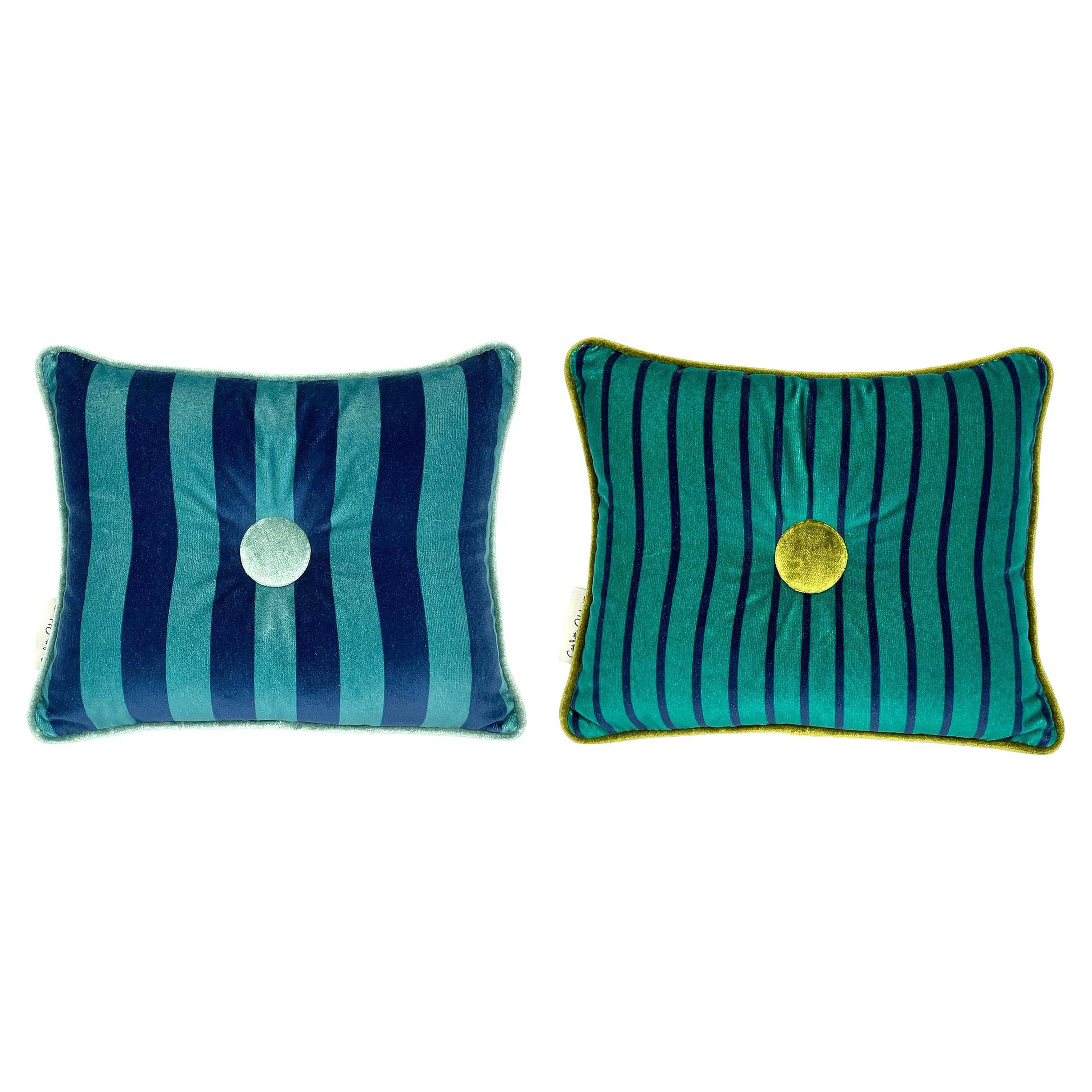 Set 2 cuscini in velluto a righe blu, petrolio e azzurro con bottone in vendita
