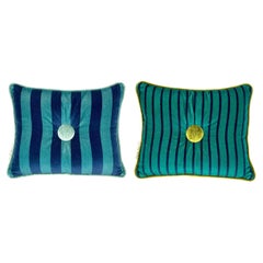 2er-Set blau, petrol und hellblau gestreifte Samtkissen mit Knopf