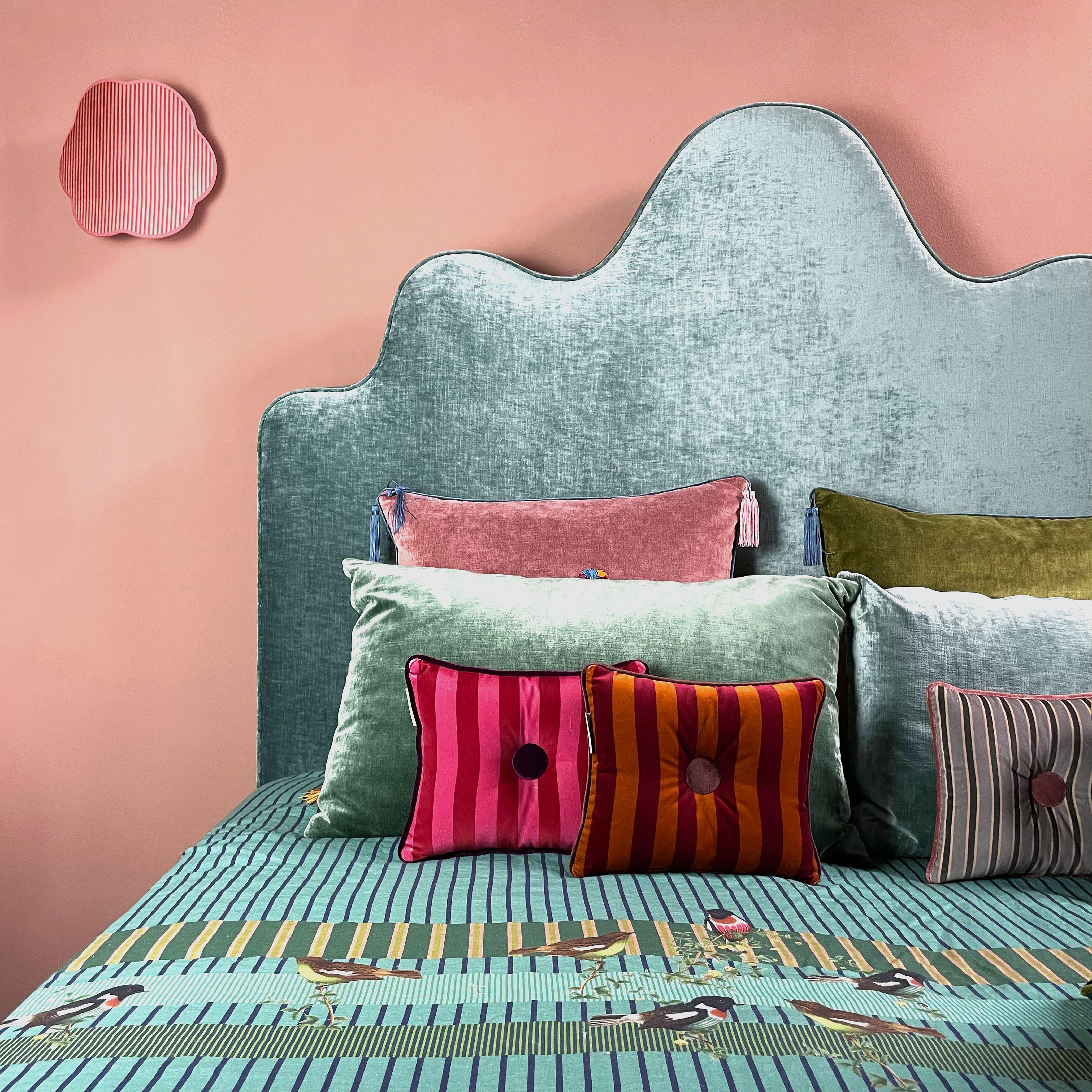 Set 2 cuscini in velluto a righe borgogna, arancio, fucsia con bottone In condizioni Nuovo in vendita a Torino, IT