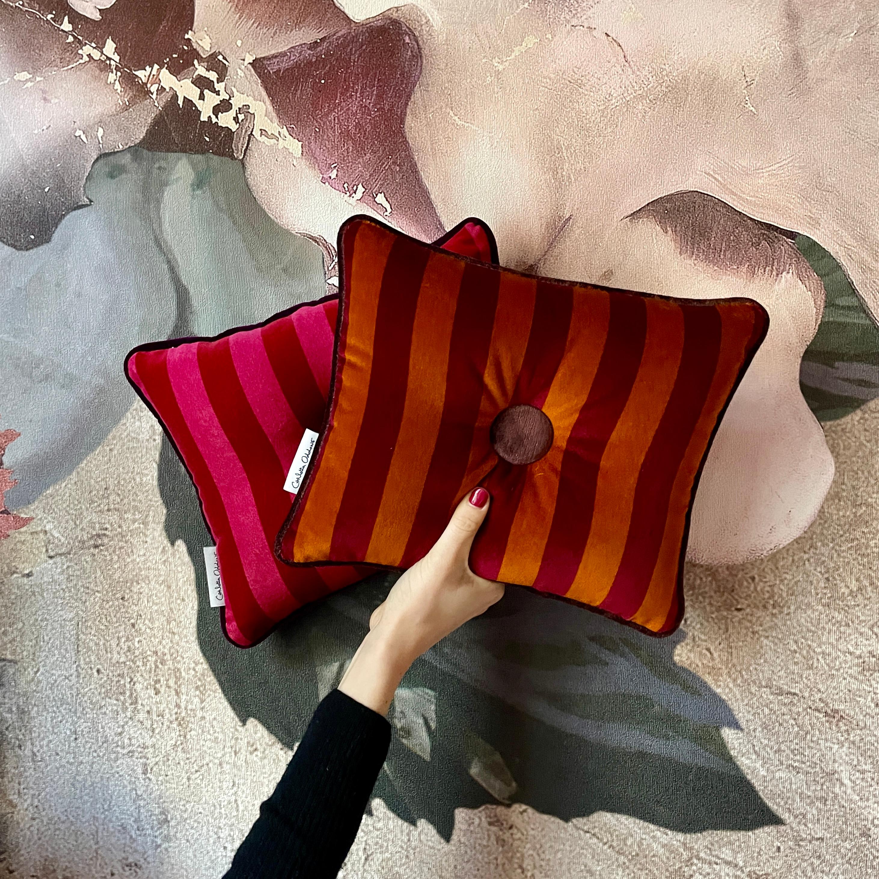 Periodo contemporaneo Set 2 cuscini in velluto a righe borgogna, arancio, fucsia con bottone in vendita