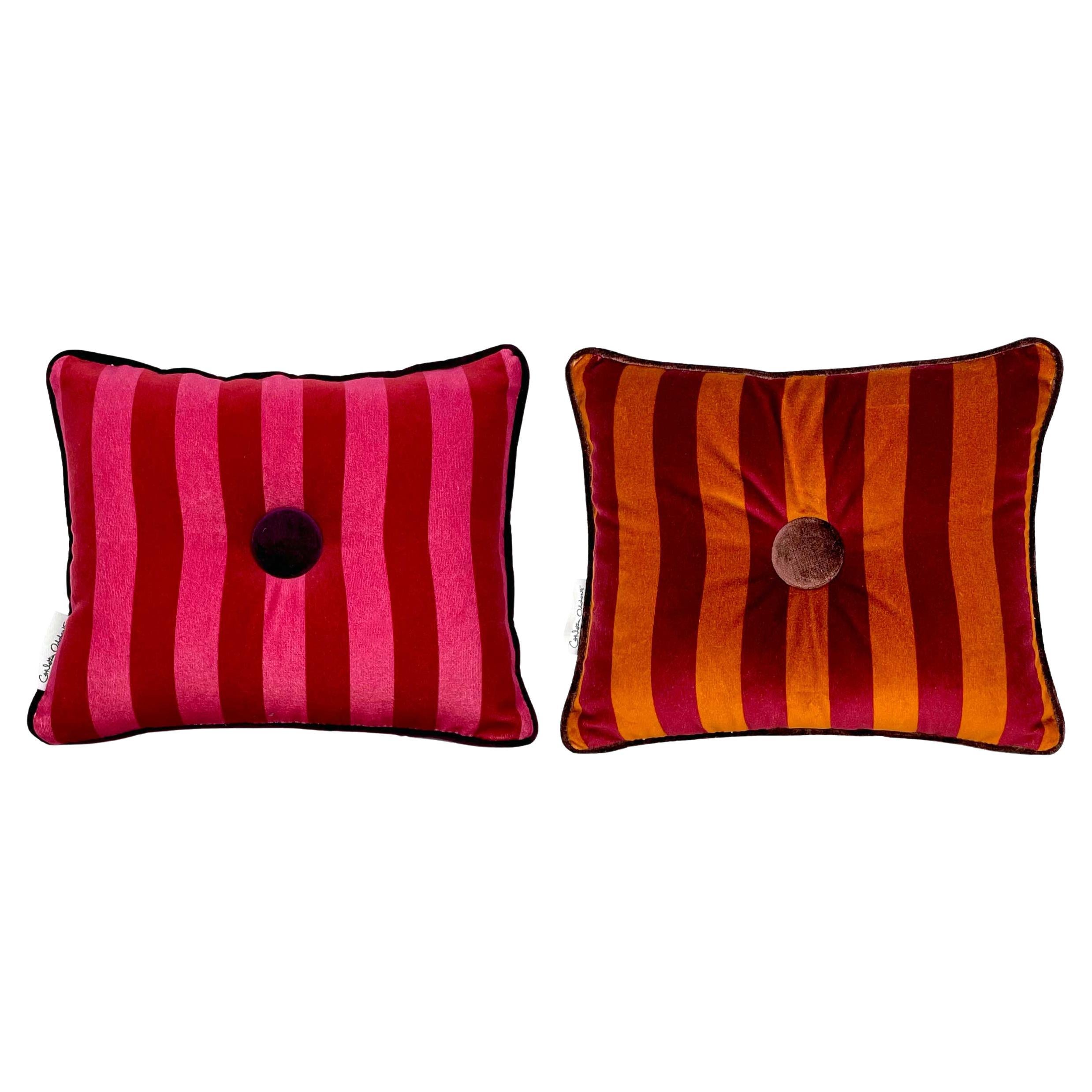 Set 2 cuscini in velluto a righe borgogna, arancio, fucsia con bottone in vendita