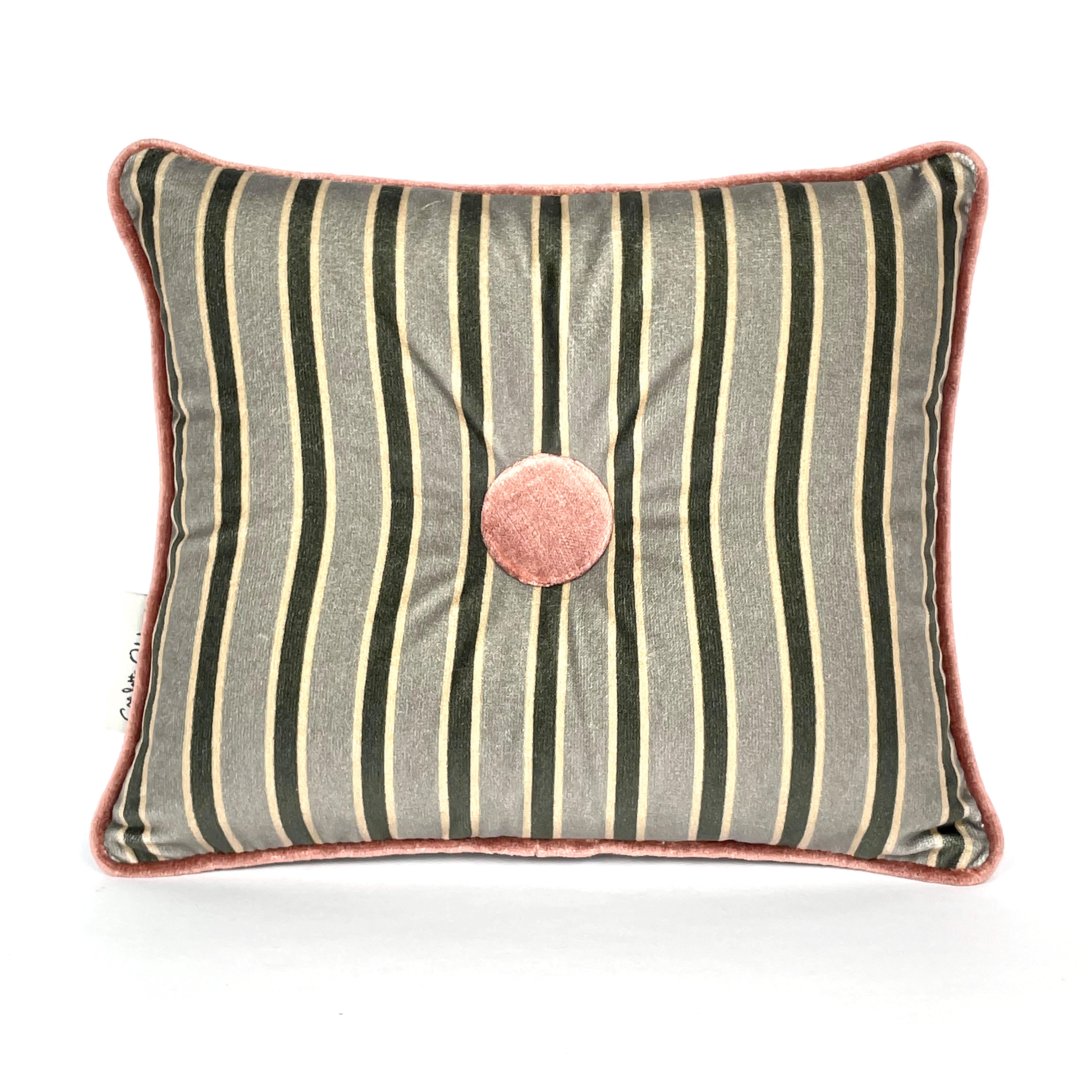 Méticuleusement confectionnés en velours de coton rayé et réalisés à la main à partir de tissus emblématiques, ces coussins de Carlotta Oddone sont un témoignage de beauté ! 

Infusés dans de riches nuances de vert, d'or et de grège, ces coussins