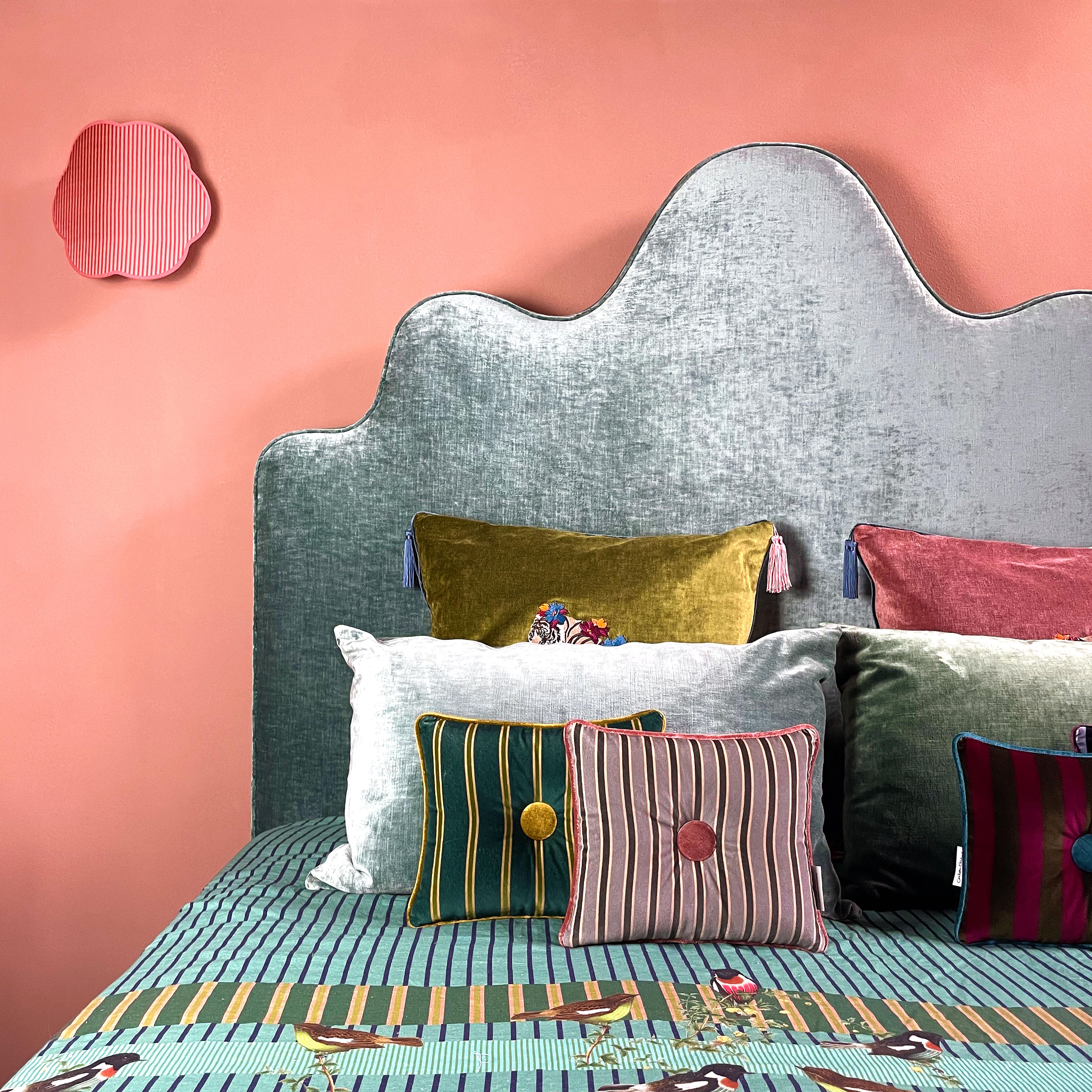 Contemporain Ensemble de coussins en velours rayé vert, or et grège avec bouton en vente