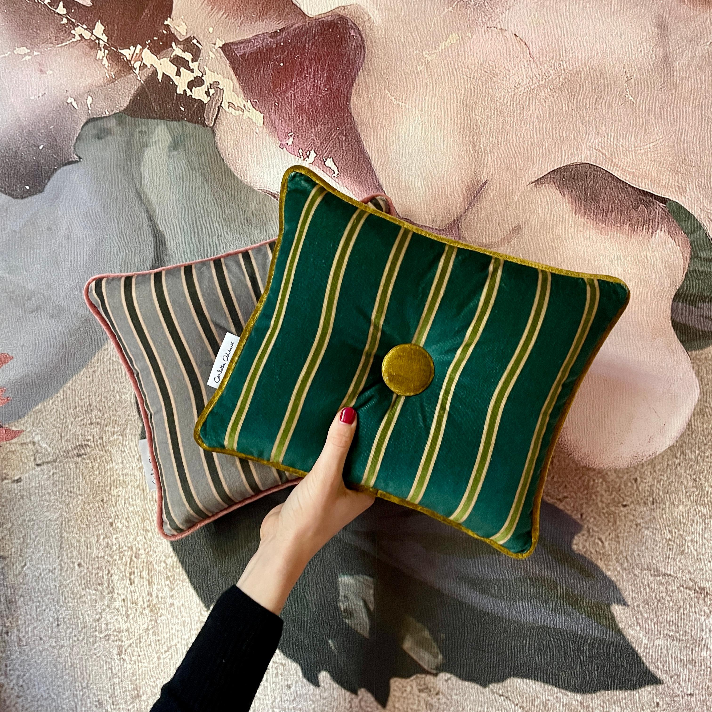 Velours Ensemble de coussins en velours rayé vert, or et grège avec bouton en vente