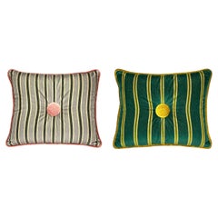 Grün, gold, greige gestreifte Samtkissen mit Knopf
