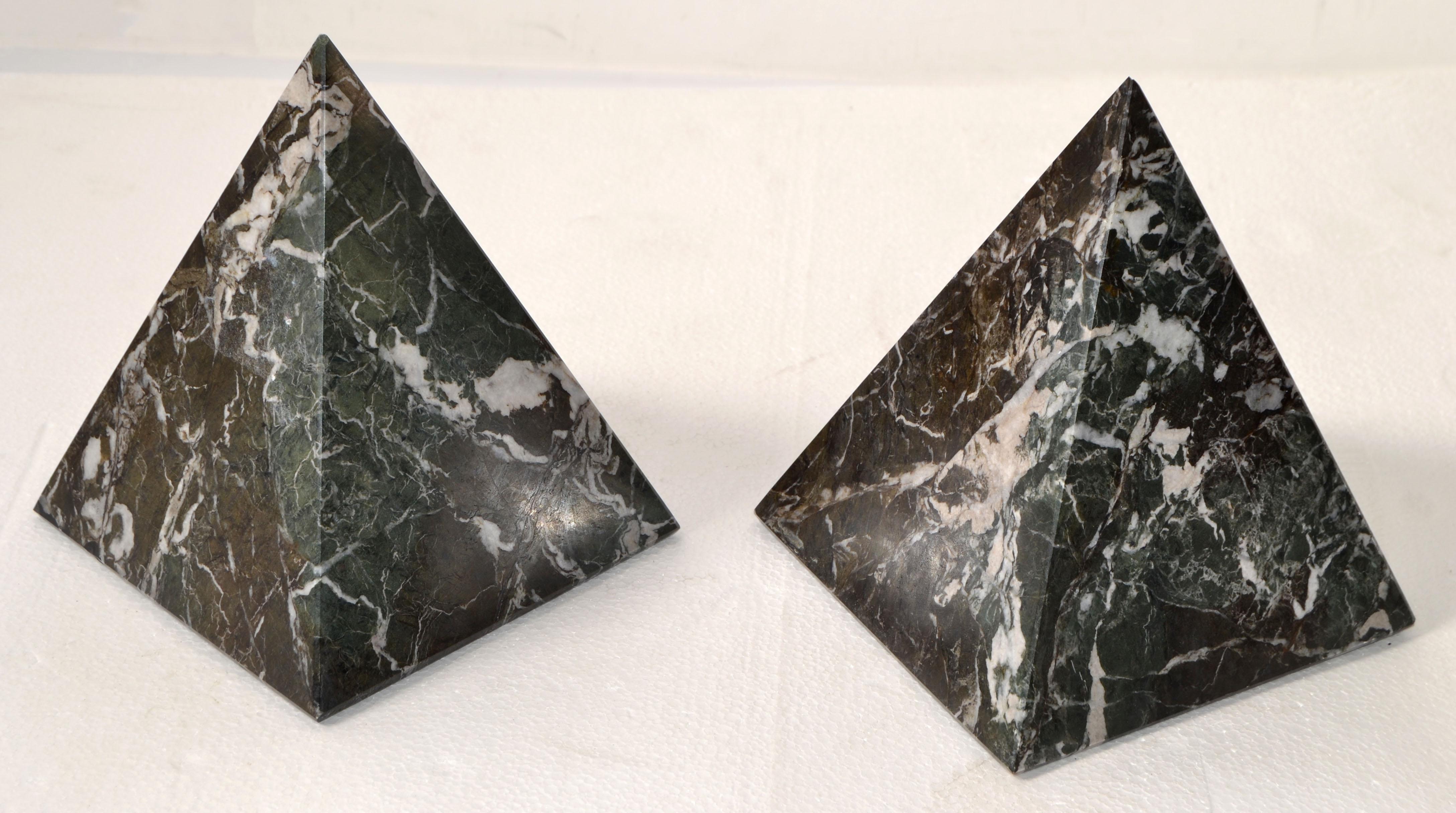 Due oggetti piramidali italiani in marmo verde e onice attribuiti a Lella e Massimo Vignelli per Martinelli Luce.
Le due piramidi geometriche a forma di mano di colore verde, bianco e taupe sono Organic Nature realizzate in marmo lucido e onice nei