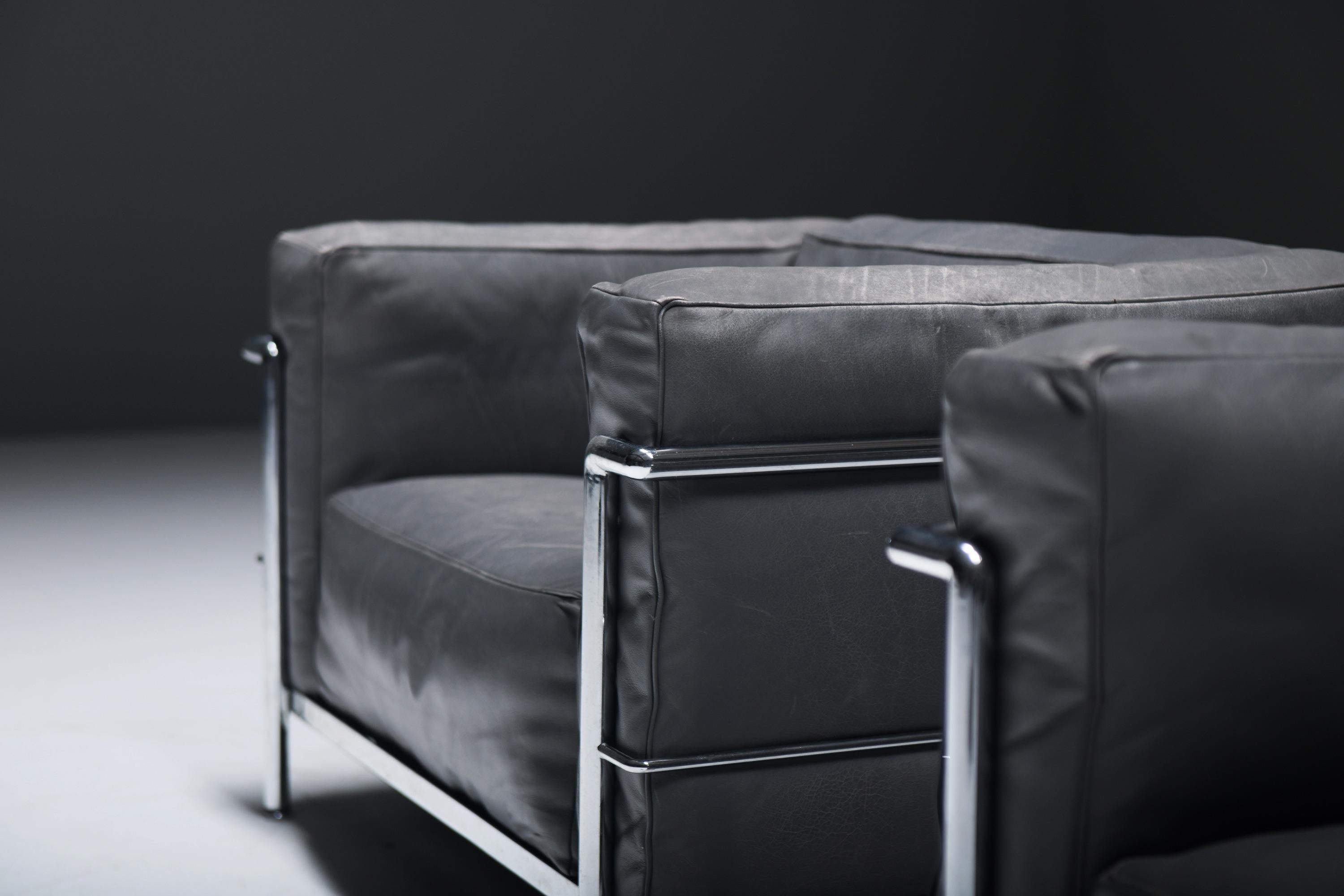 Set (2) LC 3 in pelle grigia di Le Corbusier, Jeanneret & Perriand per Cassina In condizioni buone in vendita a Buggenhout, Oost-Vlaanderen
