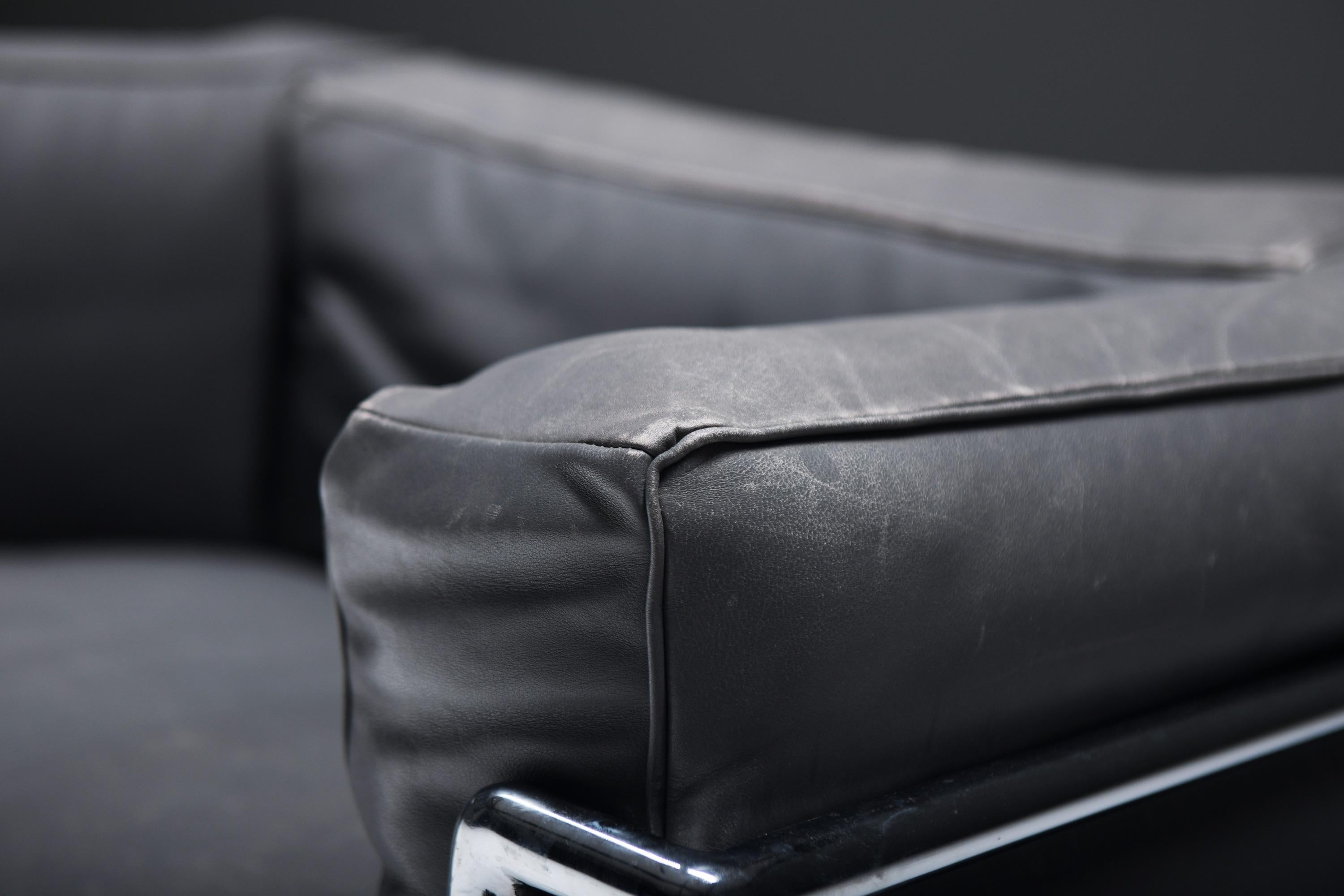 XX secolo Set (2) LC 3 in pelle grigia di Le Corbusier, Jeanneret & Perriand per Cassina in vendita