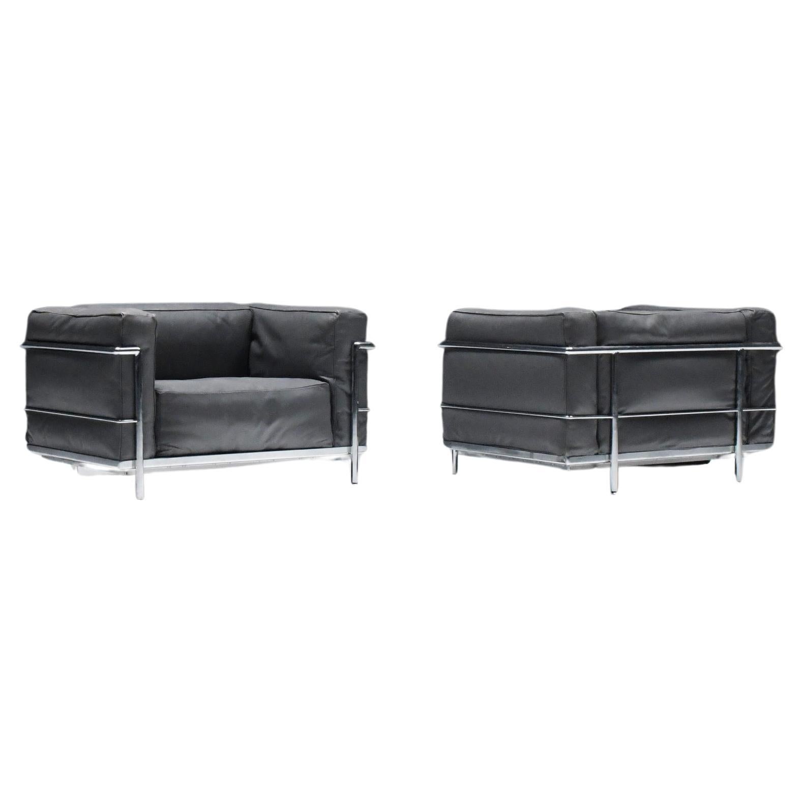 Assolutamente stupefacente  Il set LC3 è stato realizzato con la sua pelle originale grigio elefante.  Patina stupefacente!  Questa combinazione si traduce in un  sguardo disinvolto.  Una scoperta rara!
Progettato da Le Corbusier, Pierre Jeanneret &