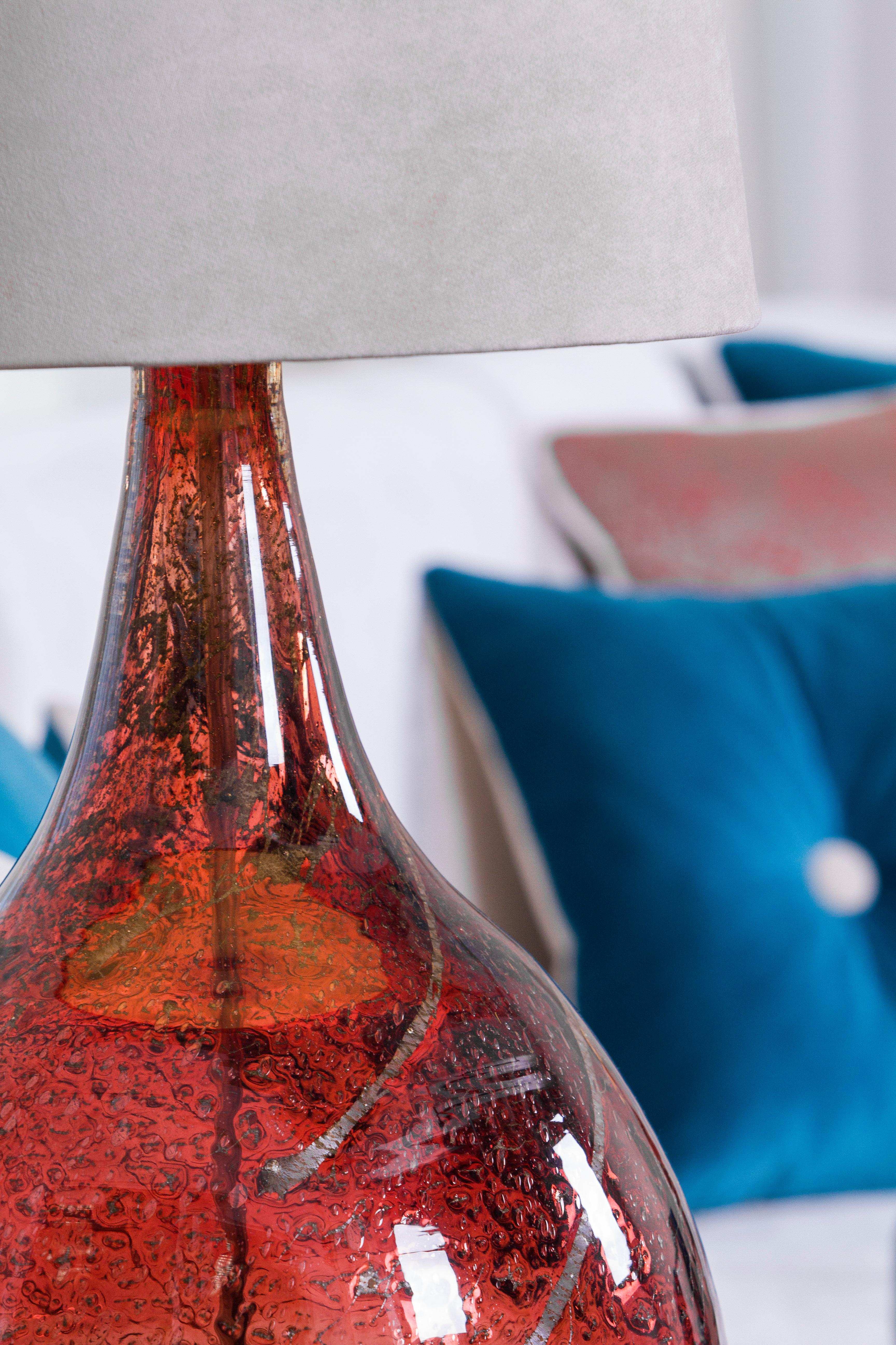Acier inoxydable Set/2 lampes de table Modernity, base en verre, abat-jour en satin, fait à la main par Greenapple en vente