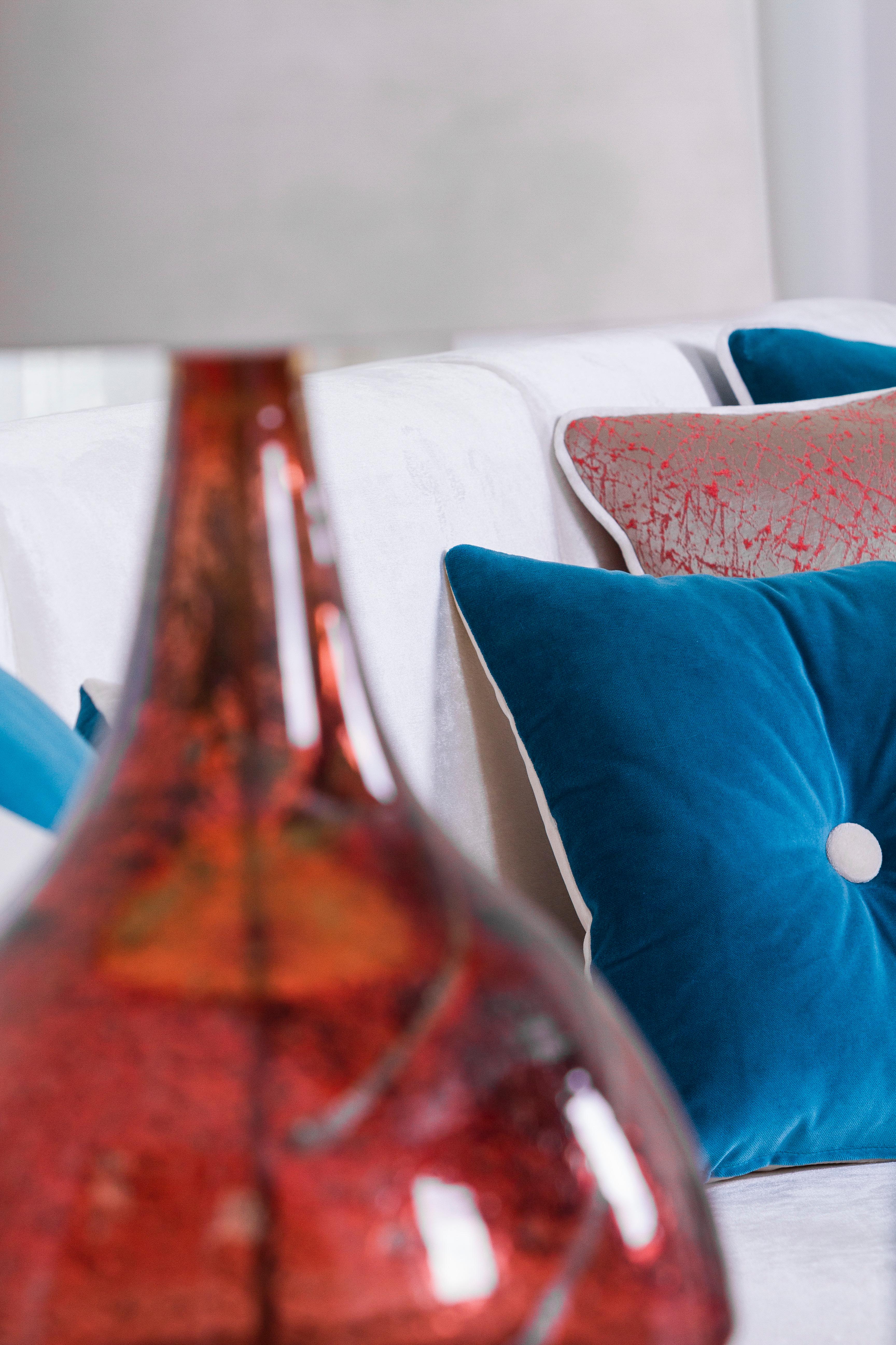 XXIe siècle et contemporain Set/2 lampes de table Modernity, base en verre, abat-jour en soie, fait à la main par Greenapple en vente