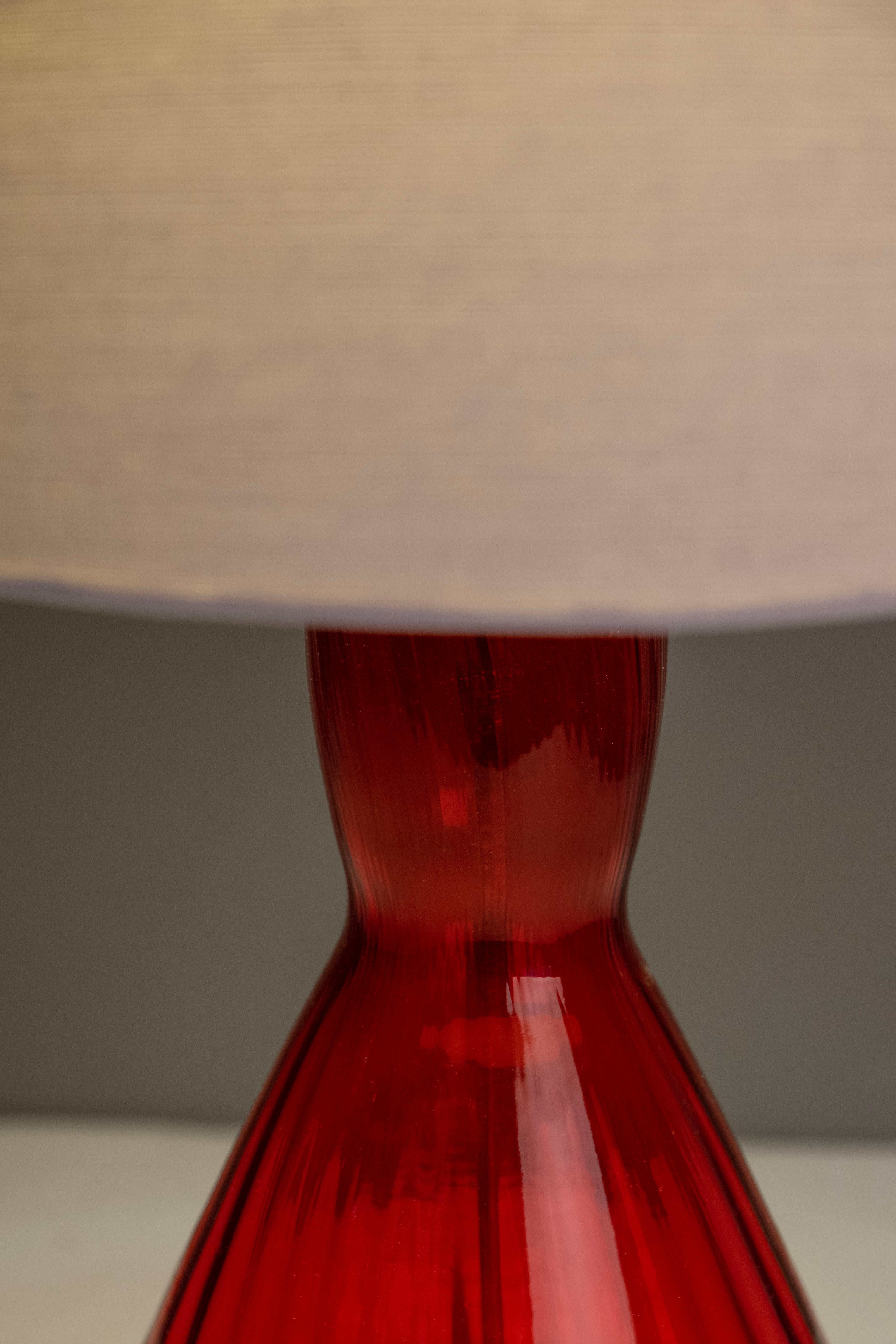 XXI secolo e contemporaneo Set/2 lampade da tavolo moderne, base in vetro, paralume in seta, fatte a mano da Greenapple in vendita