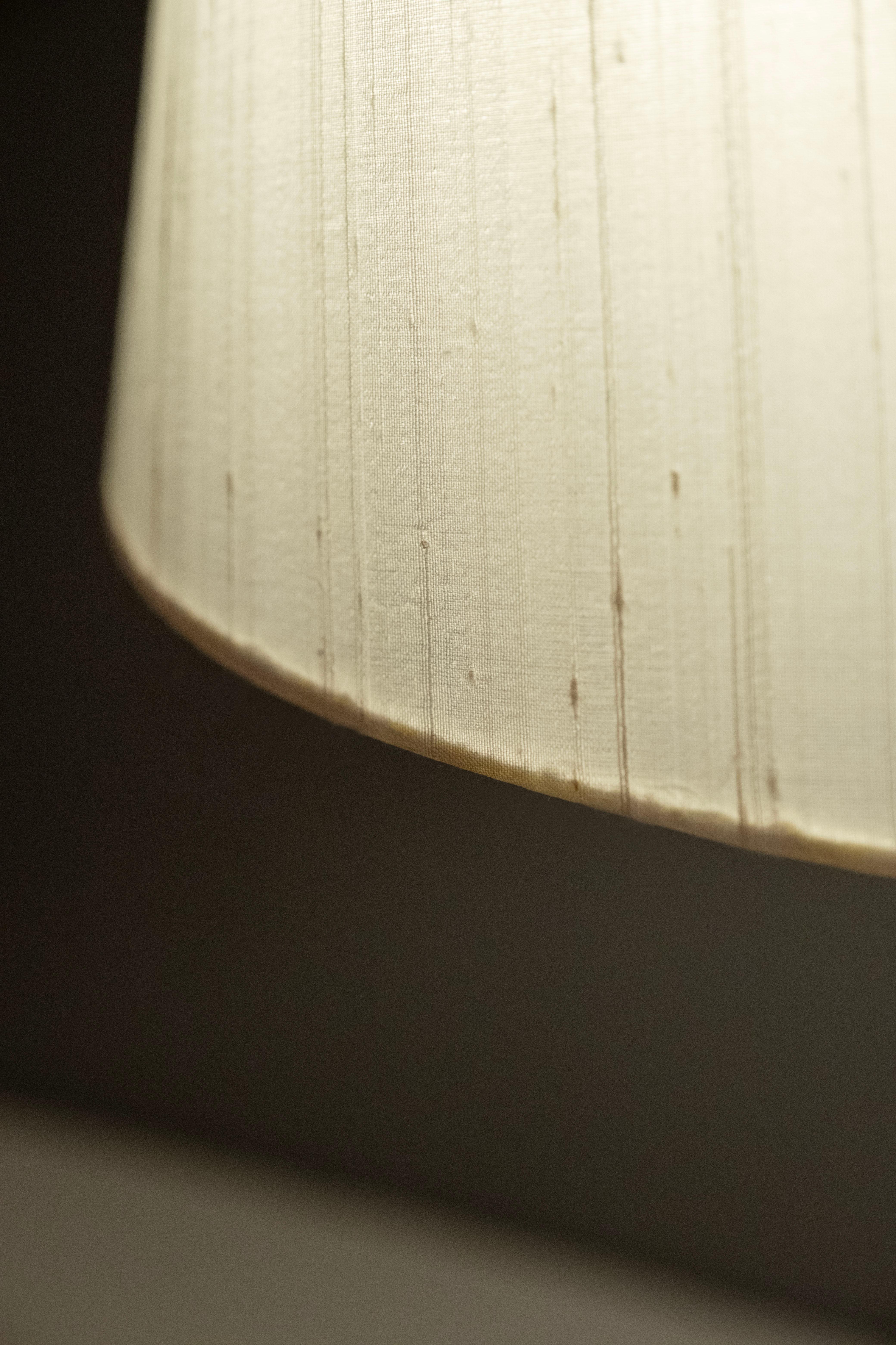 XXIe siècle et contemporain Set/2 lampes de table Modernity, base en verre, abat-jour en soie, fait à la main par Greenapple en vente