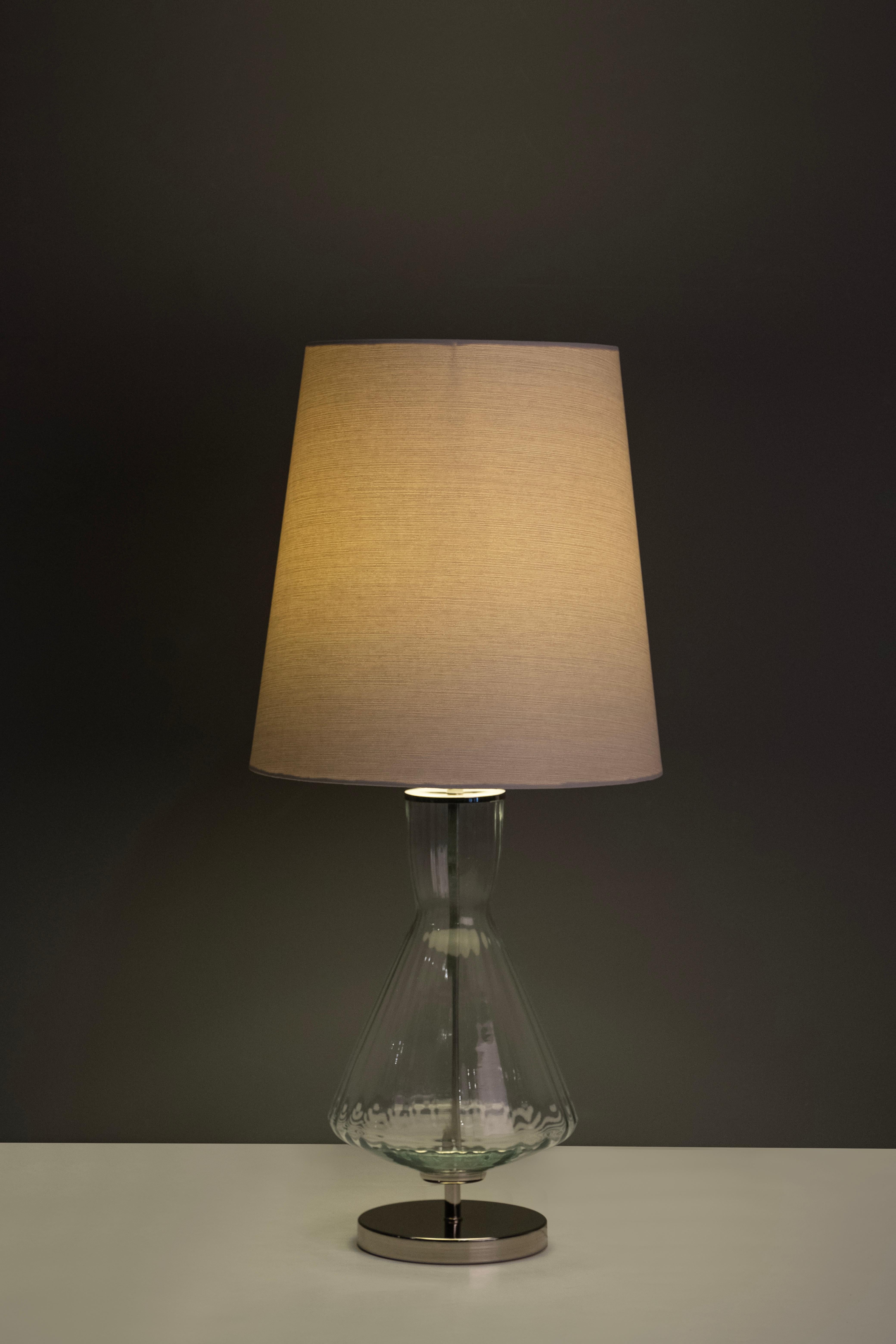 Acier inoxydable Set/2 lampes de table Modernity, base en verre, abat-jour en soie, fait à la main par Greenapple en vente
