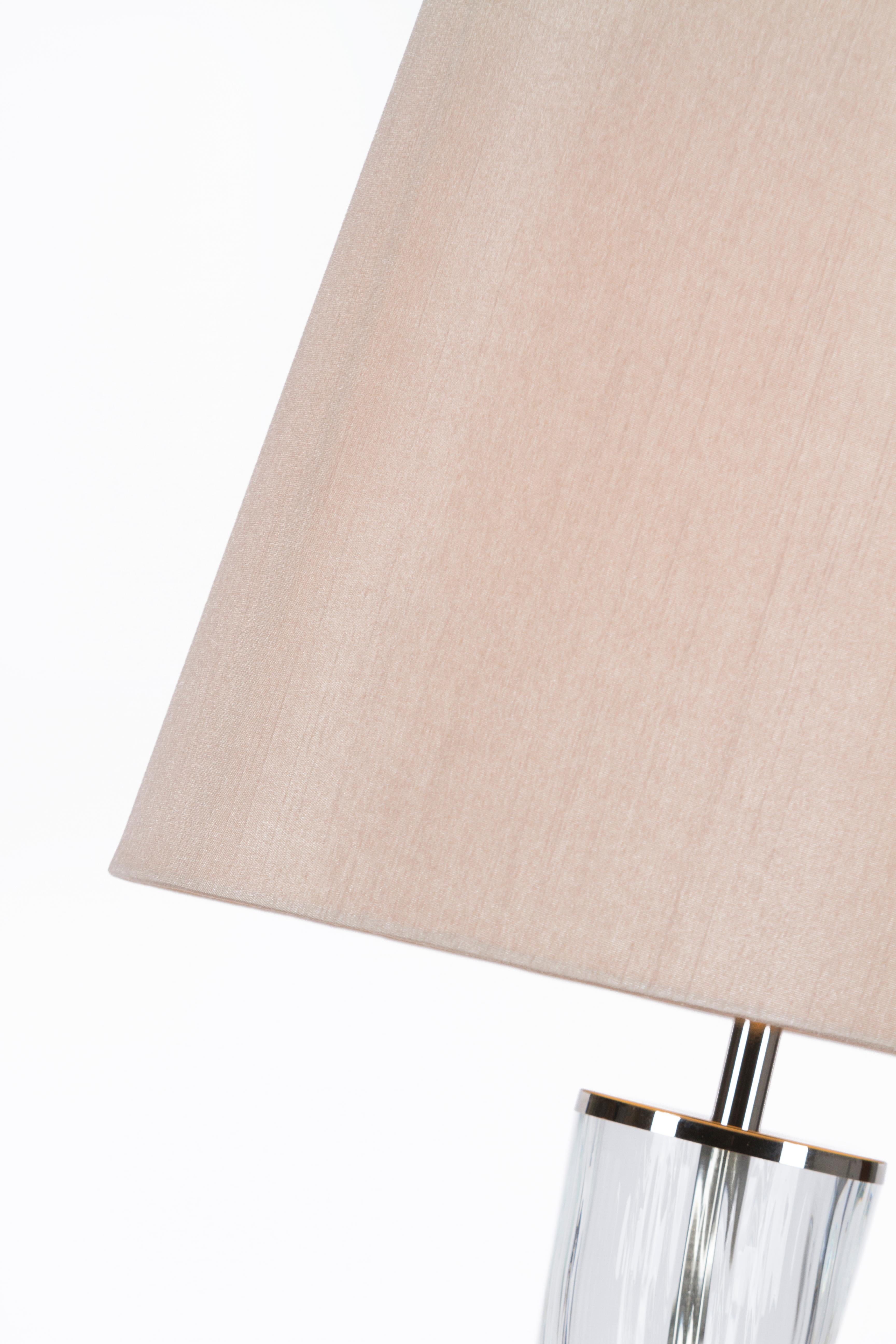 Acier inoxydable Set/2 lampes de table Modernity, base en verre, abat-jour en soie, fait à la main par Greenapple en vente