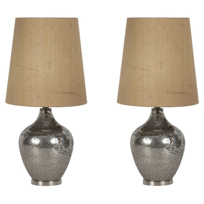 Set/2 Moderne Tischlampen, Glasfuß, Lampenschirm aus Seide, handgefertigt von Greenapple im Angebot