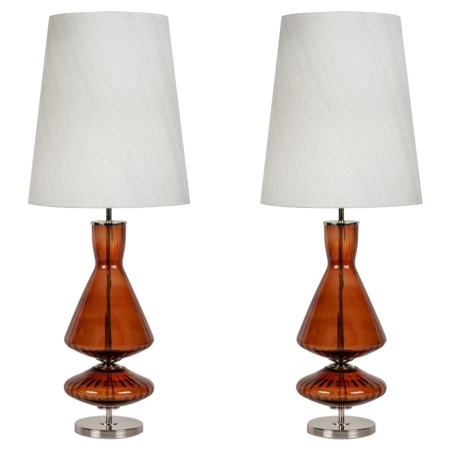Set/2 Moderne Tischlampen, Glasfuß, Lampenschirm aus Seide, handgefertigt von Greenapple