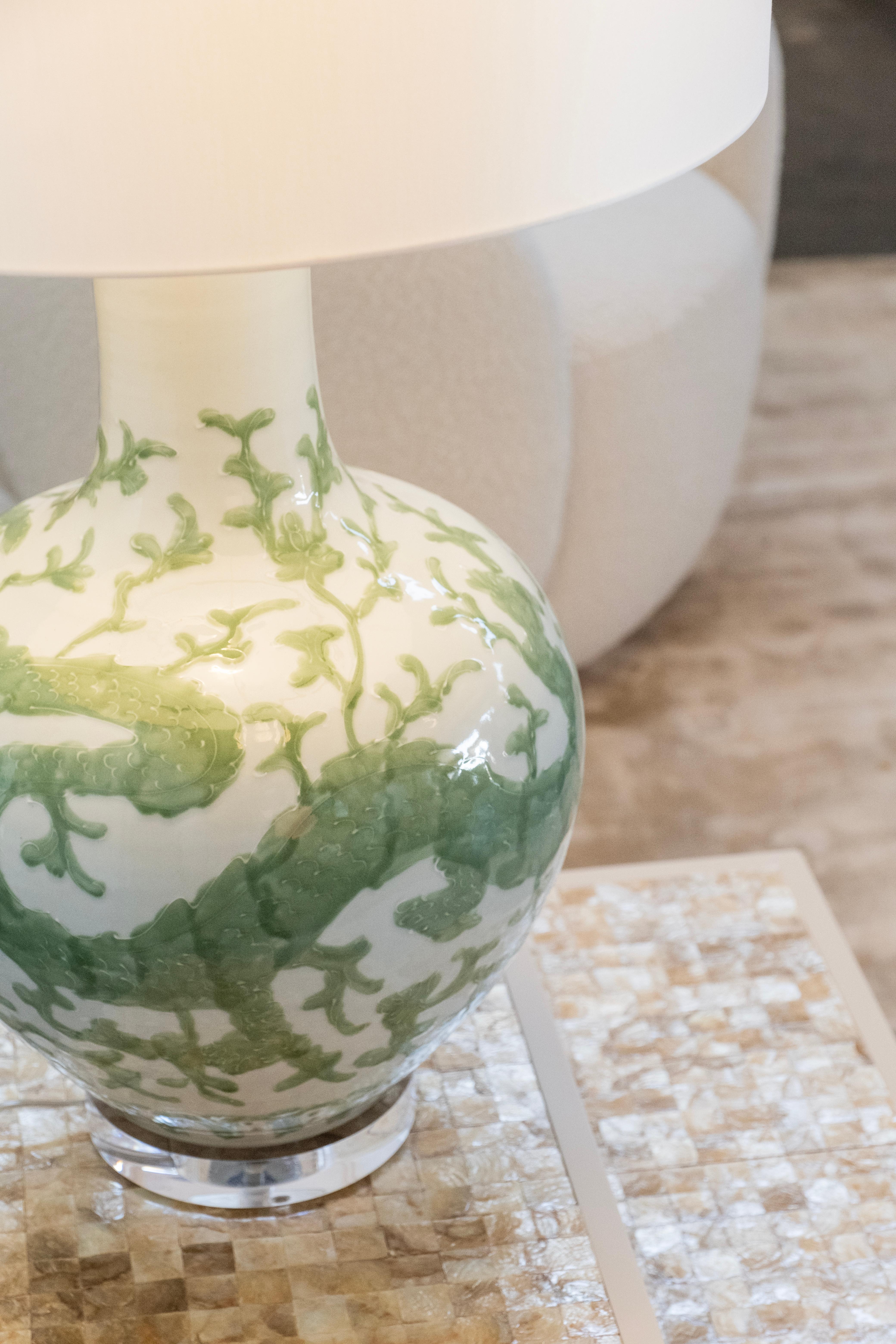 Set/2 Moderne Tischlampen, Porzellansockel, Satinierter Lampenschirm, Handgefertigt Greenapple im Angebot 2