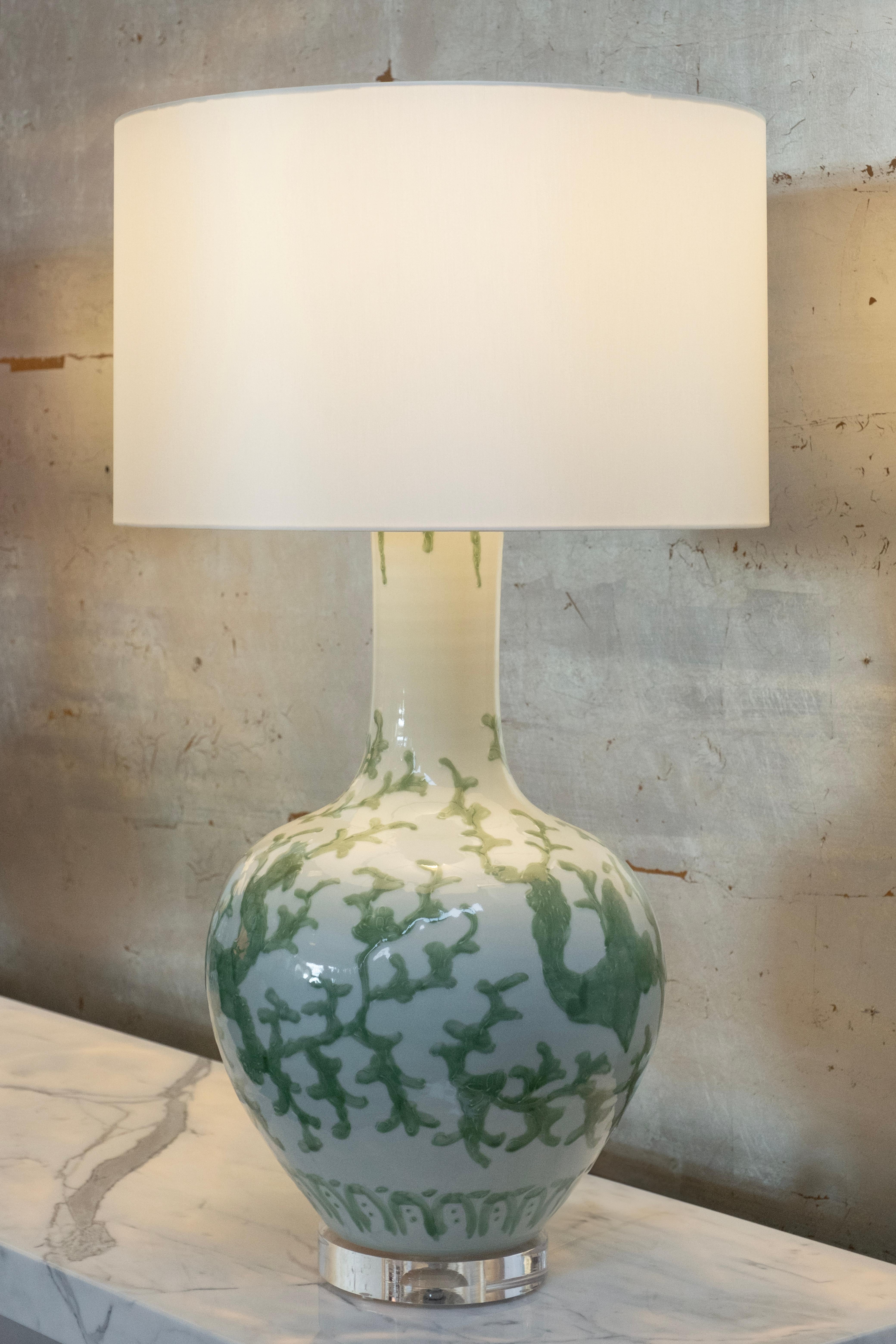Set/2 Moderne Tischlampen, Porzellansockel, Satinierter Lampenschirm, Handgefertigt Greenapple im Angebot 3